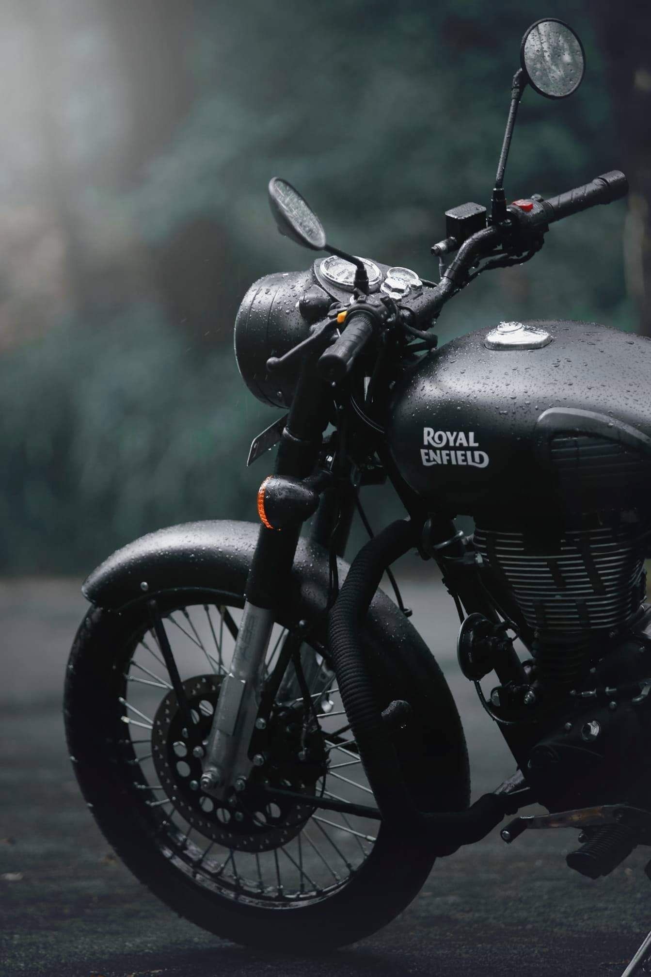 Royal Enfield Classic 350, Royal Enfield, rain droplets on motorcycle, HD Phone wallpaper
