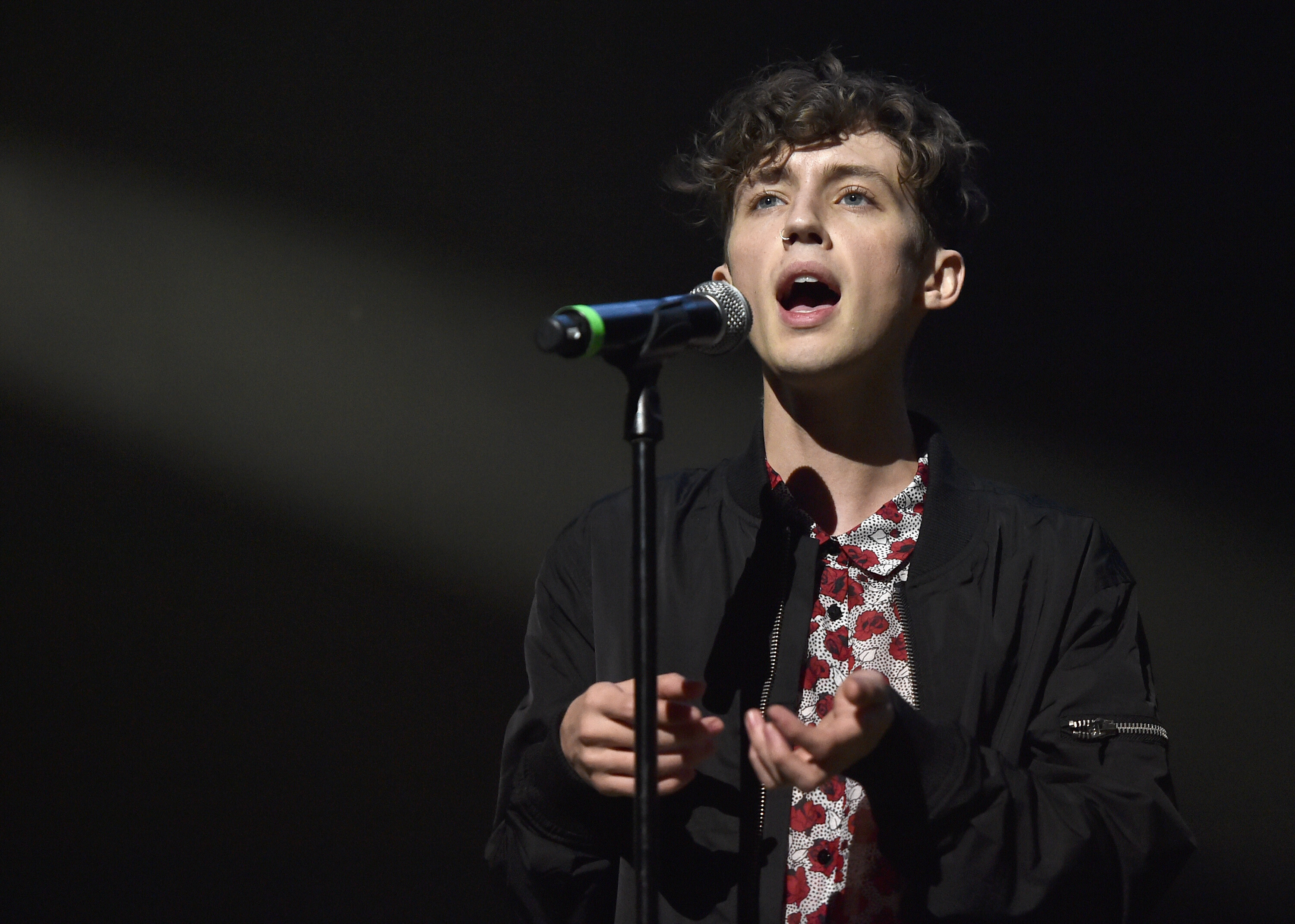 Troye Sivan music, Relationship status, Private life, Personal privacy, 3000x2150 HD Desktop