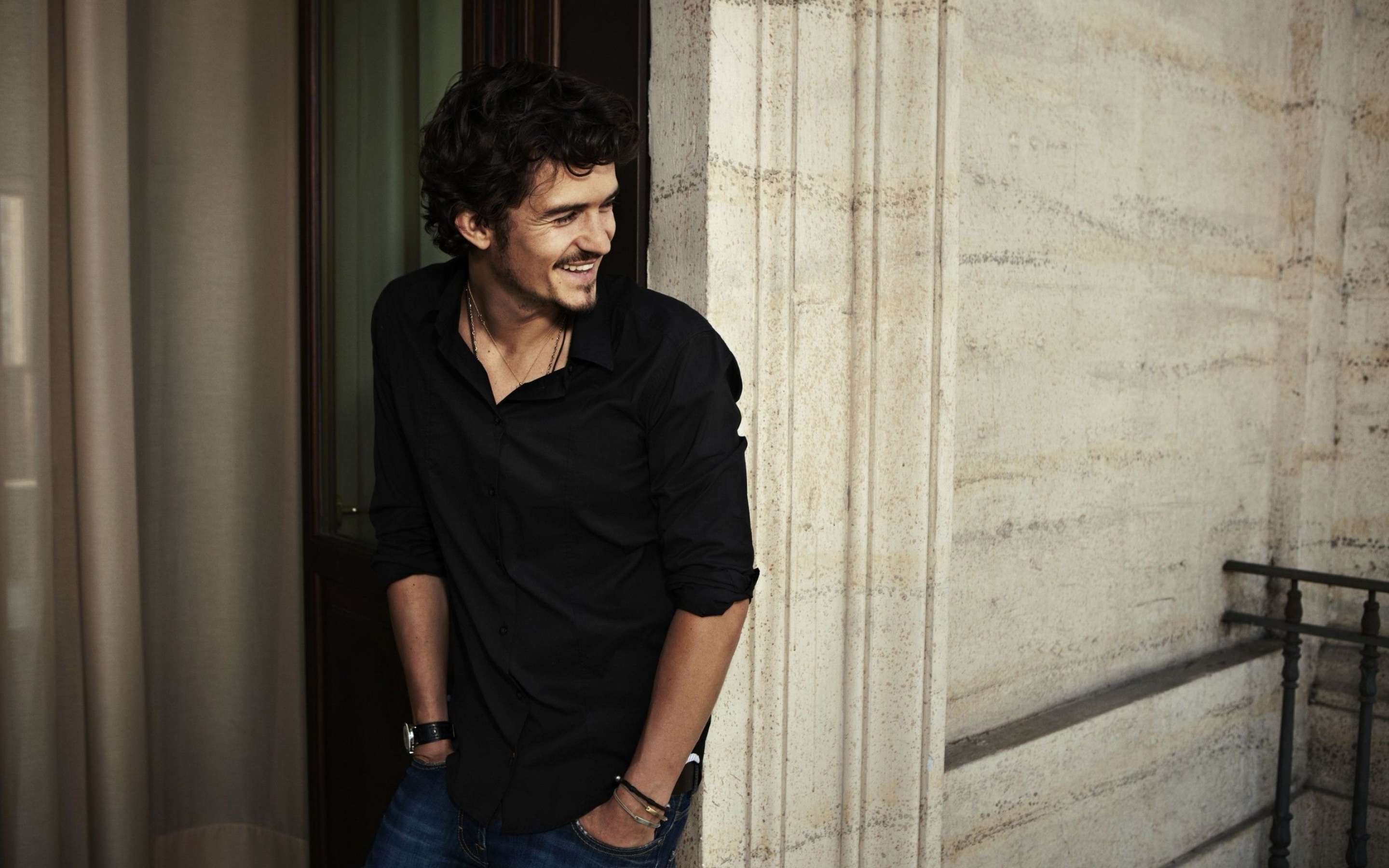 Orlando Bloom, Balcony wallpaper, Male celebrity, Striking visuals, 2880x1800 HD Desktop