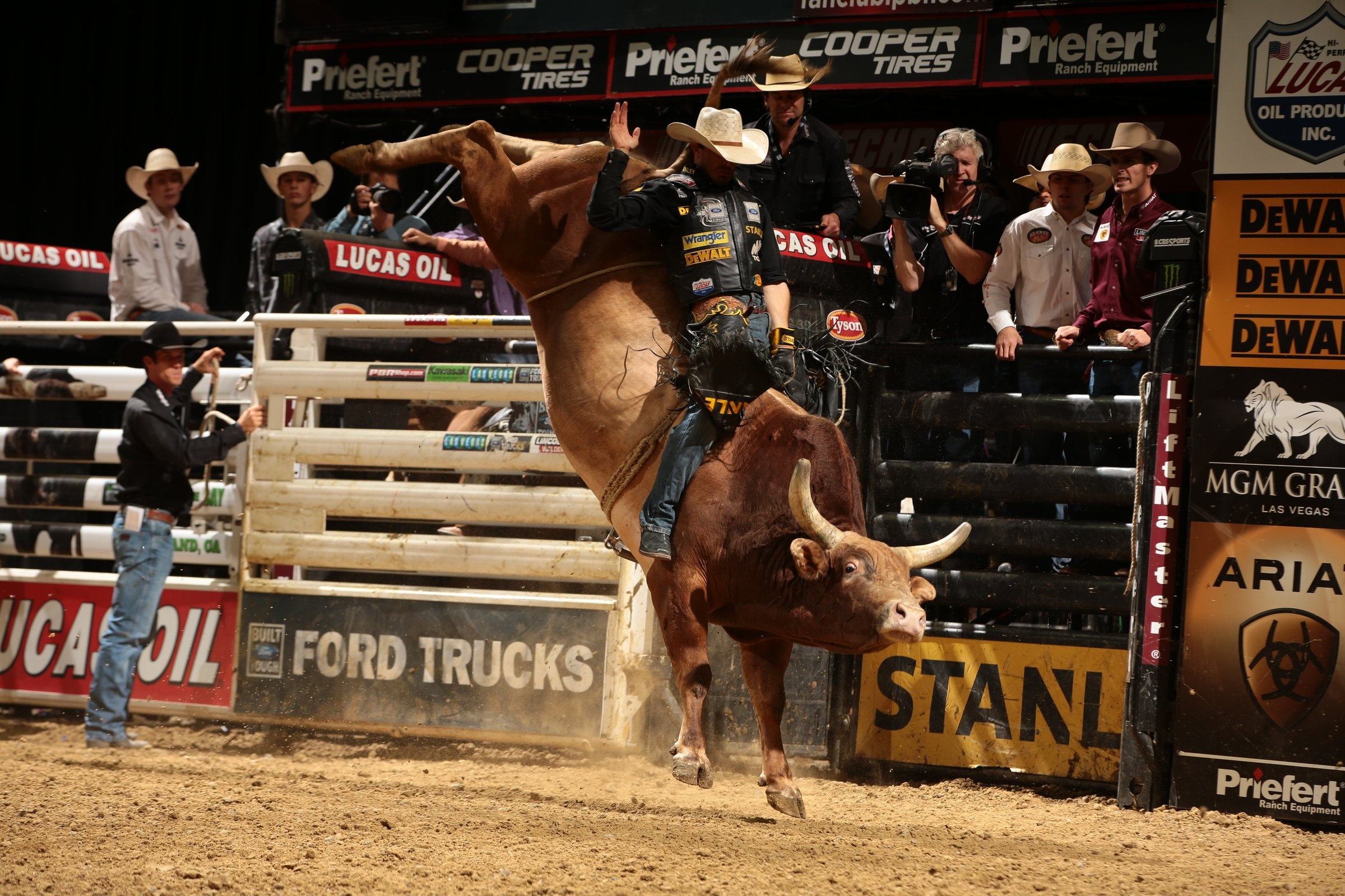 Bull riding, Cowboy, Extreme cow, Rodeo, 2400x1600 HD Desktop
