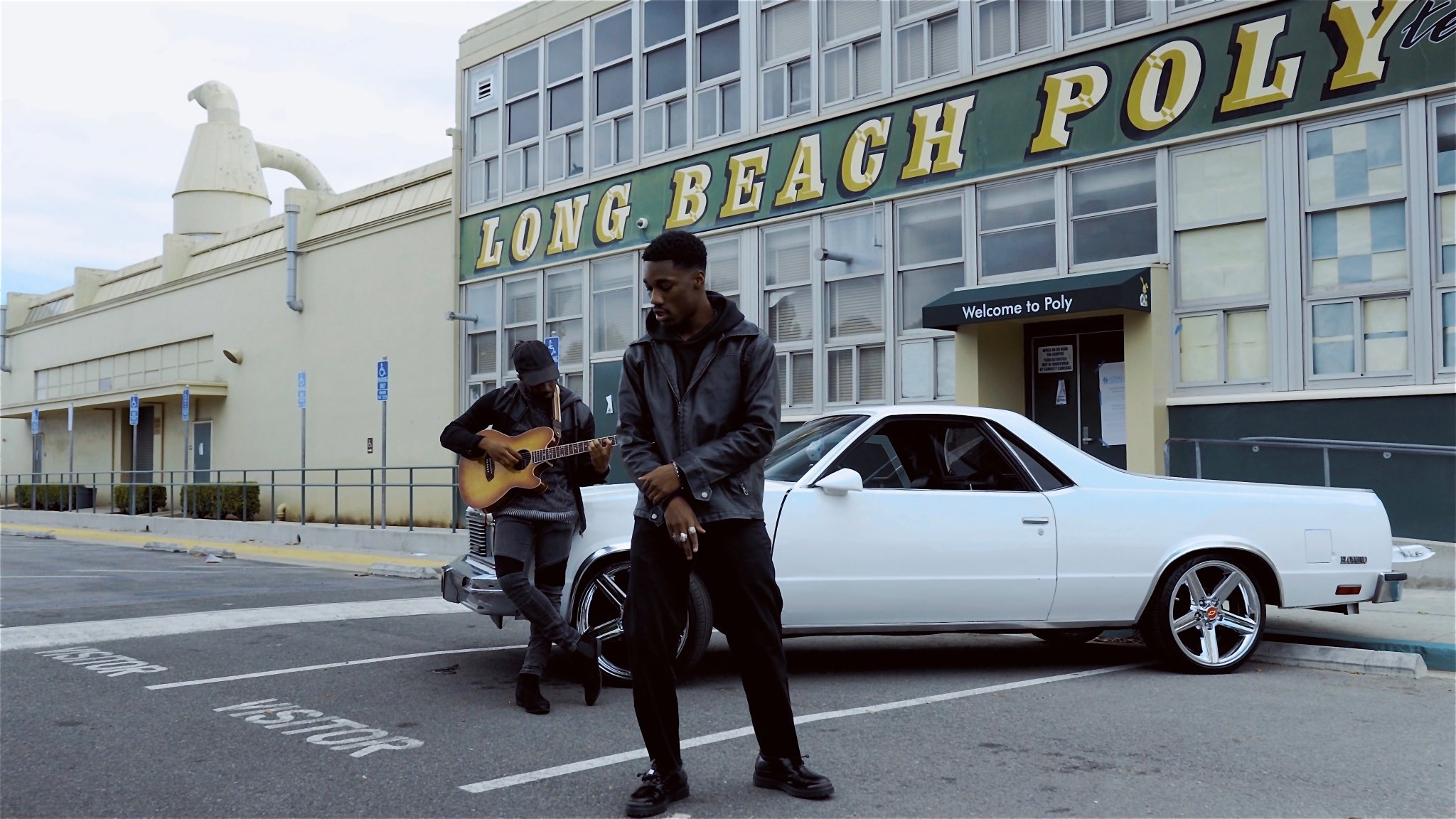 Giveon, Acoustic performance, Beach setting, Soul-stirring rendition, 2050x1160 HD Desktop