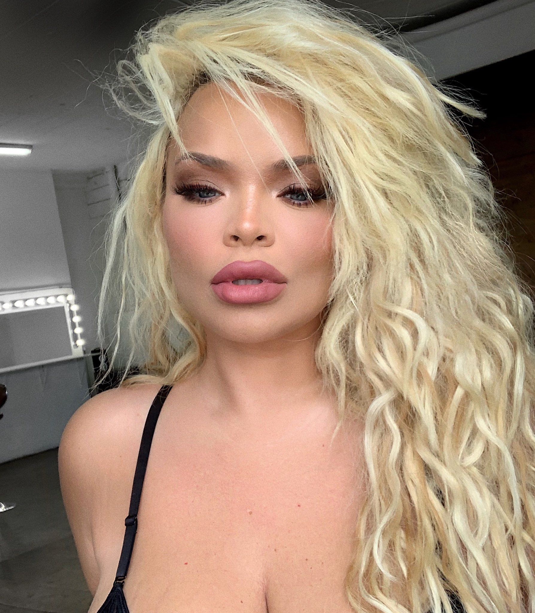 Trisha Paytas, Glamorous hair, Stylish look, Hair inspiration, 1790x2050 HD Phone