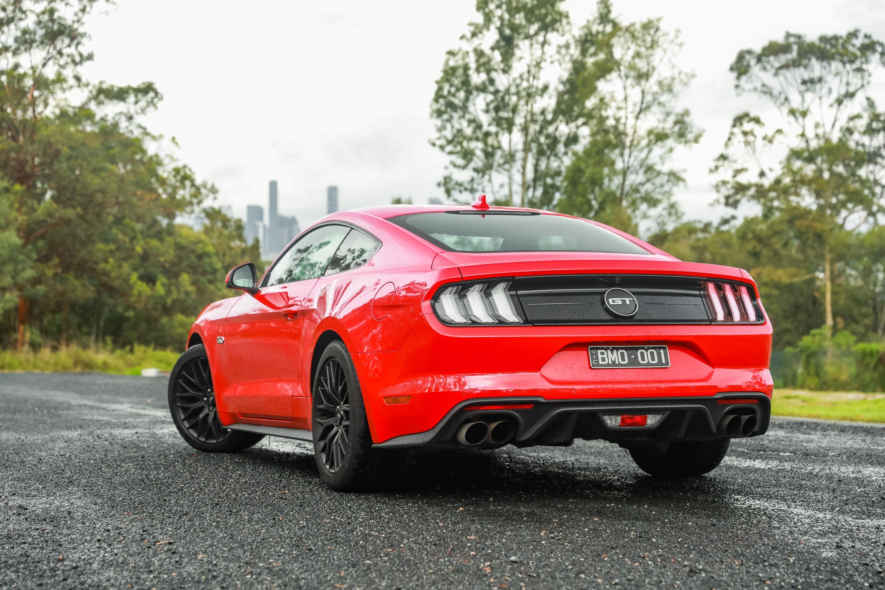 Ford Mustang GT Fastback, Black multi-spoke alloy wheels, Wet asphalt road, HD Desktop wallpaper
