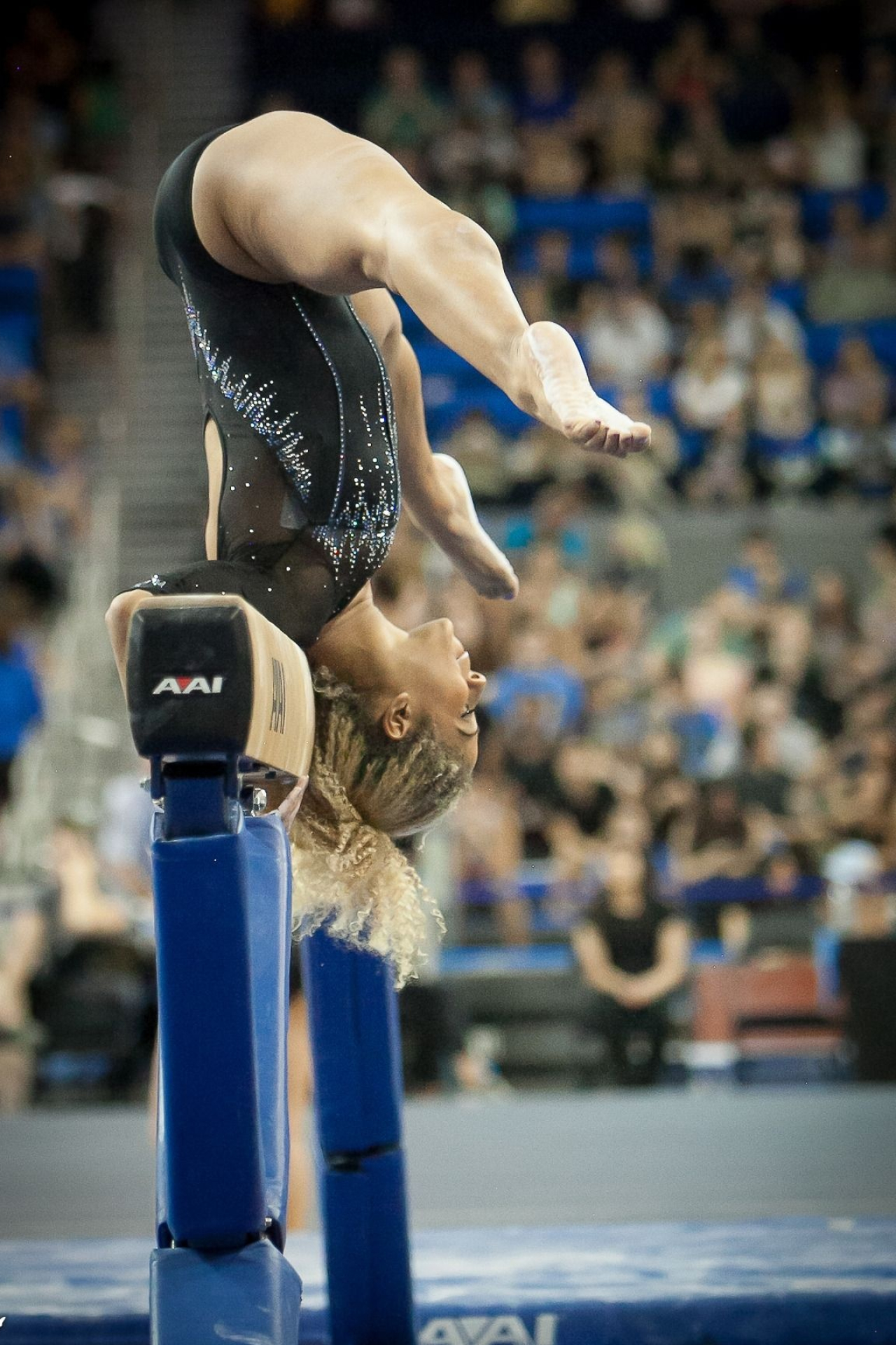 Danusia Francis, Balance Beam Wallpaper, 1280x1920 HD Phone