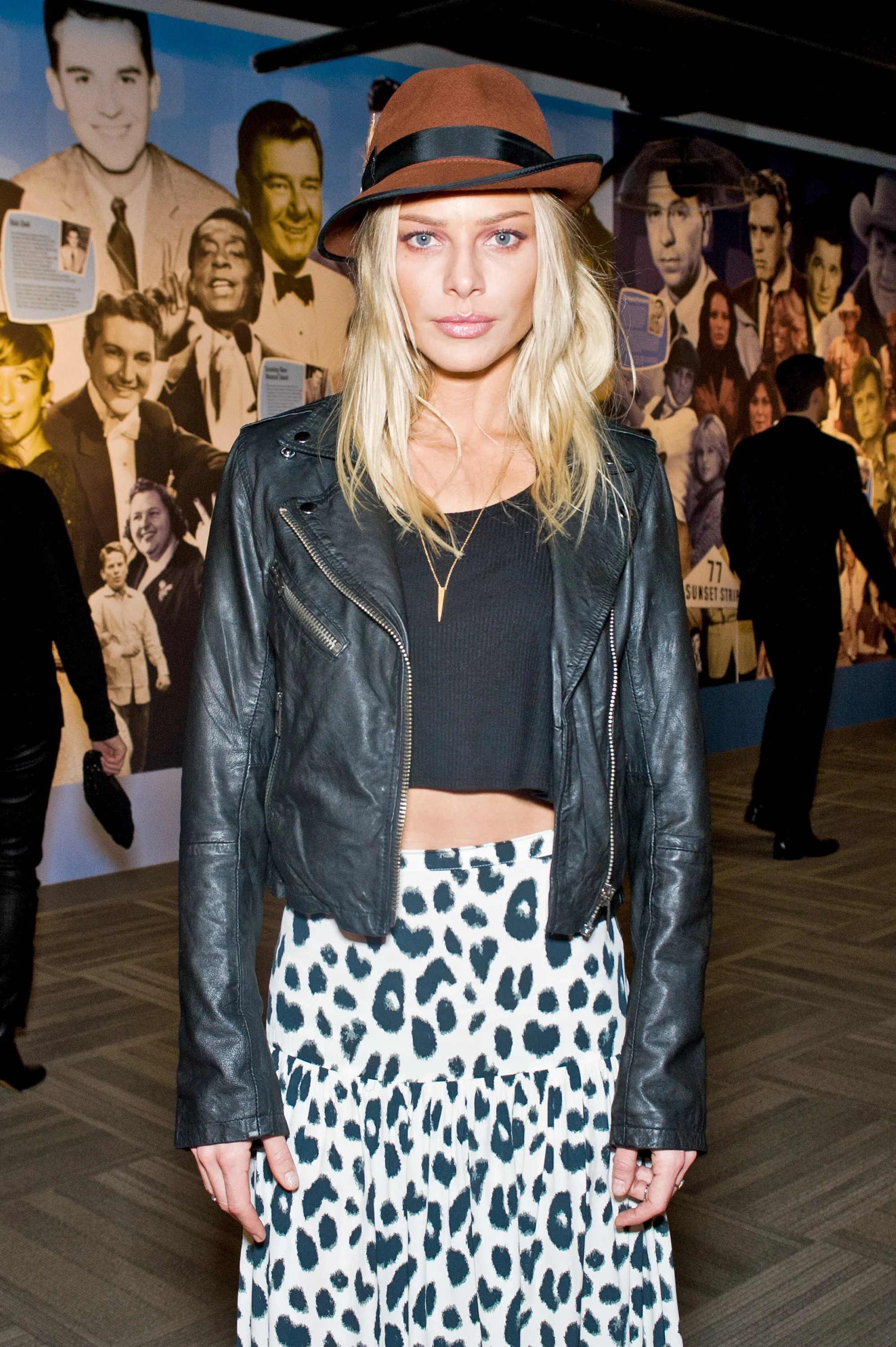 Lauren German, Chicago Fire, Lucifer pilot, 2000x3000 HD Phone