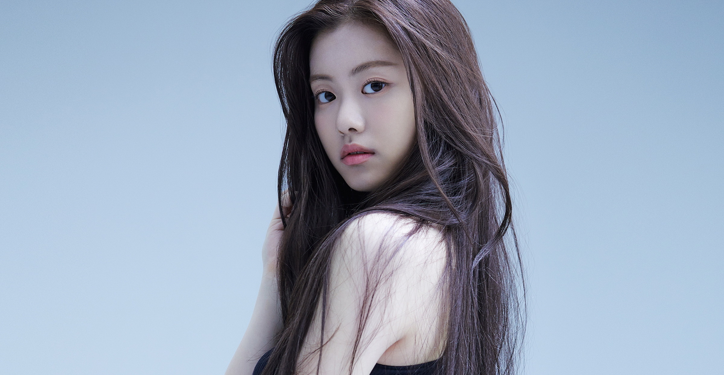 Le Sserafim group, Bullying allegations, Extensive mess, Kpop hit, 2400x1250 HD Desktop