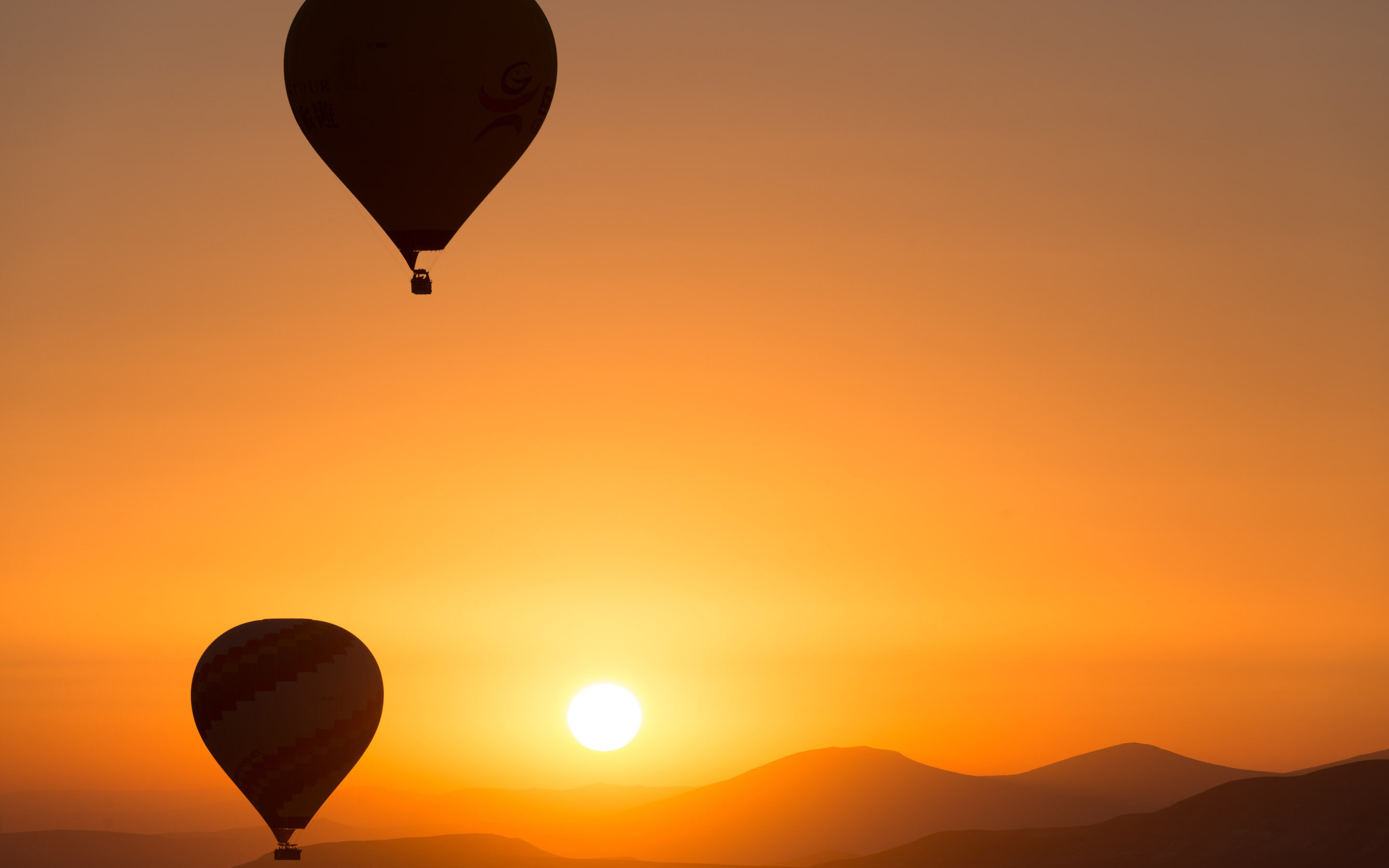 Vibrant sunrise, Stunning colors, Nature's artistry, Majestic sky, 2880x1800 HD Desktop