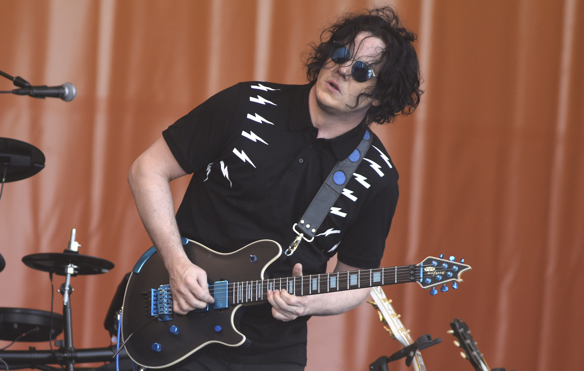Jack White, Leads Crowd, Singing, Polish Birthday Song, 2000x1270 HD Desktop