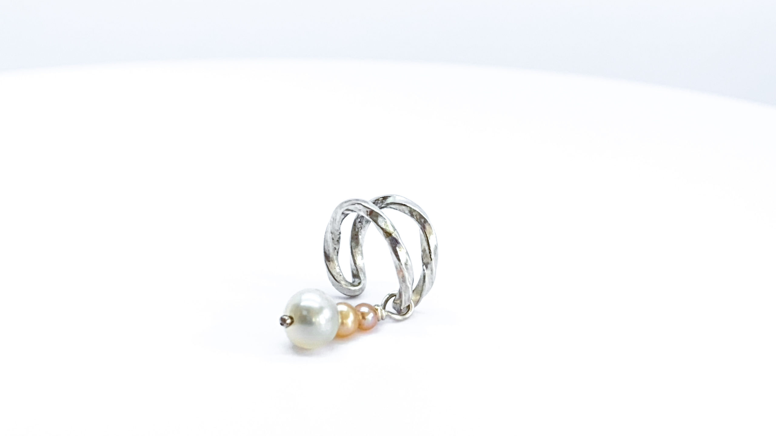 Pearl drop pendant, Ear Cuffs Wallpaper, 2560x1440 HD Desktop