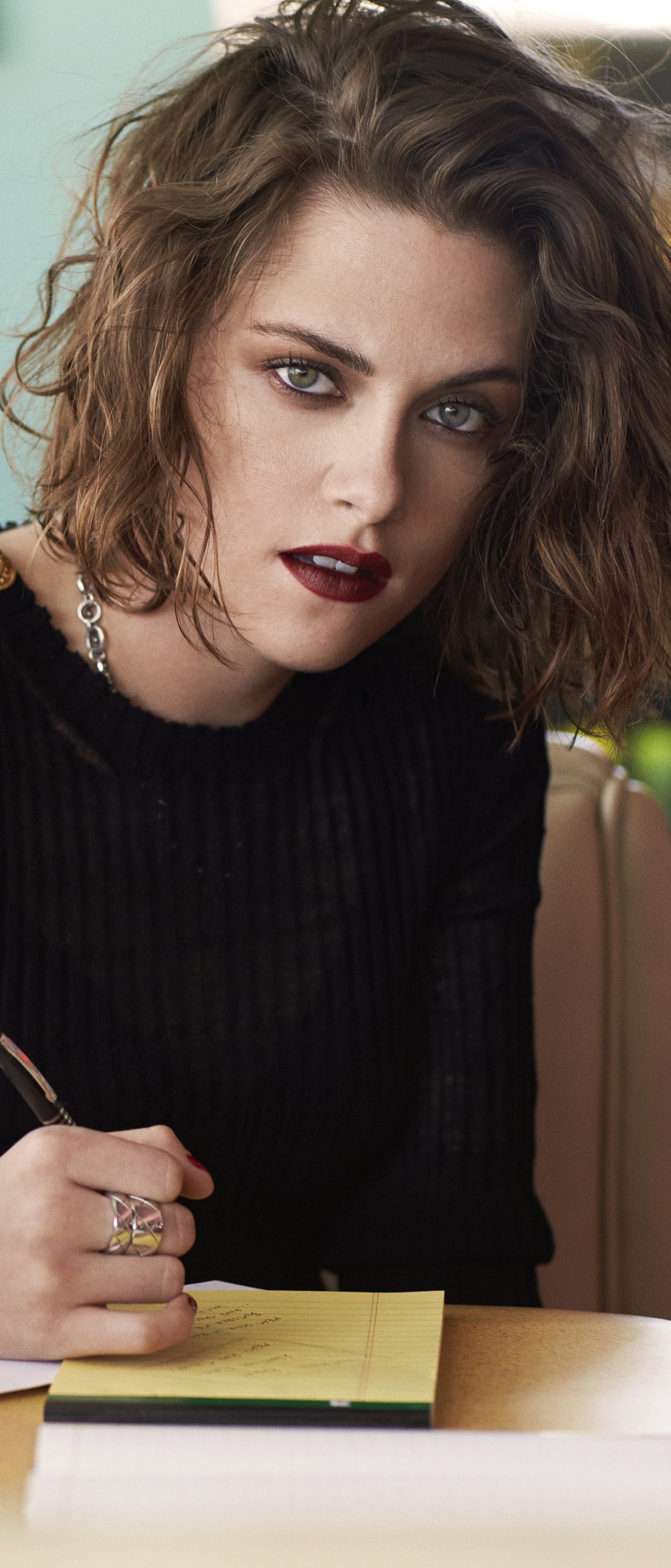 Kristen Stewart, Celebrity icon, A-list beauty, Paparazzi magnet, 1650x3840 HD Phone