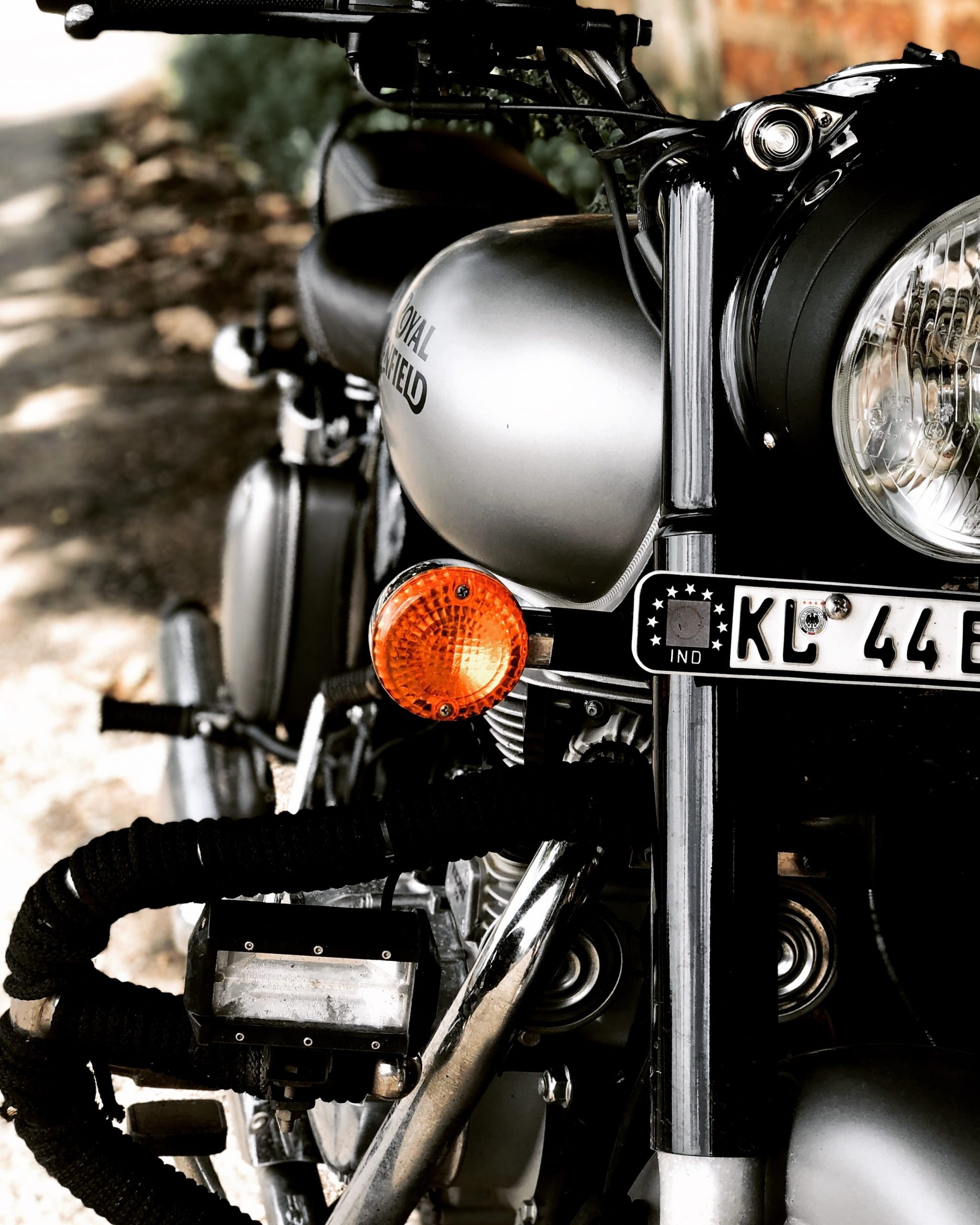 Royal Enfield Classic 350, matte silver fuel tank, KL 44 license plate, HD Phone wallpaper