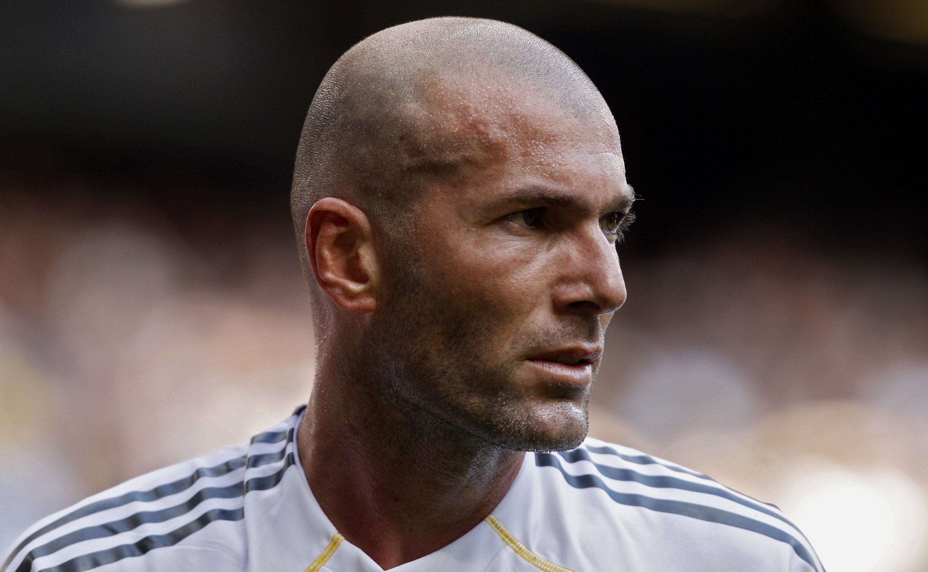 Zinedine Zidane, Real Madrid kit, Blurred stadium background, HD Desktop wallpaper
