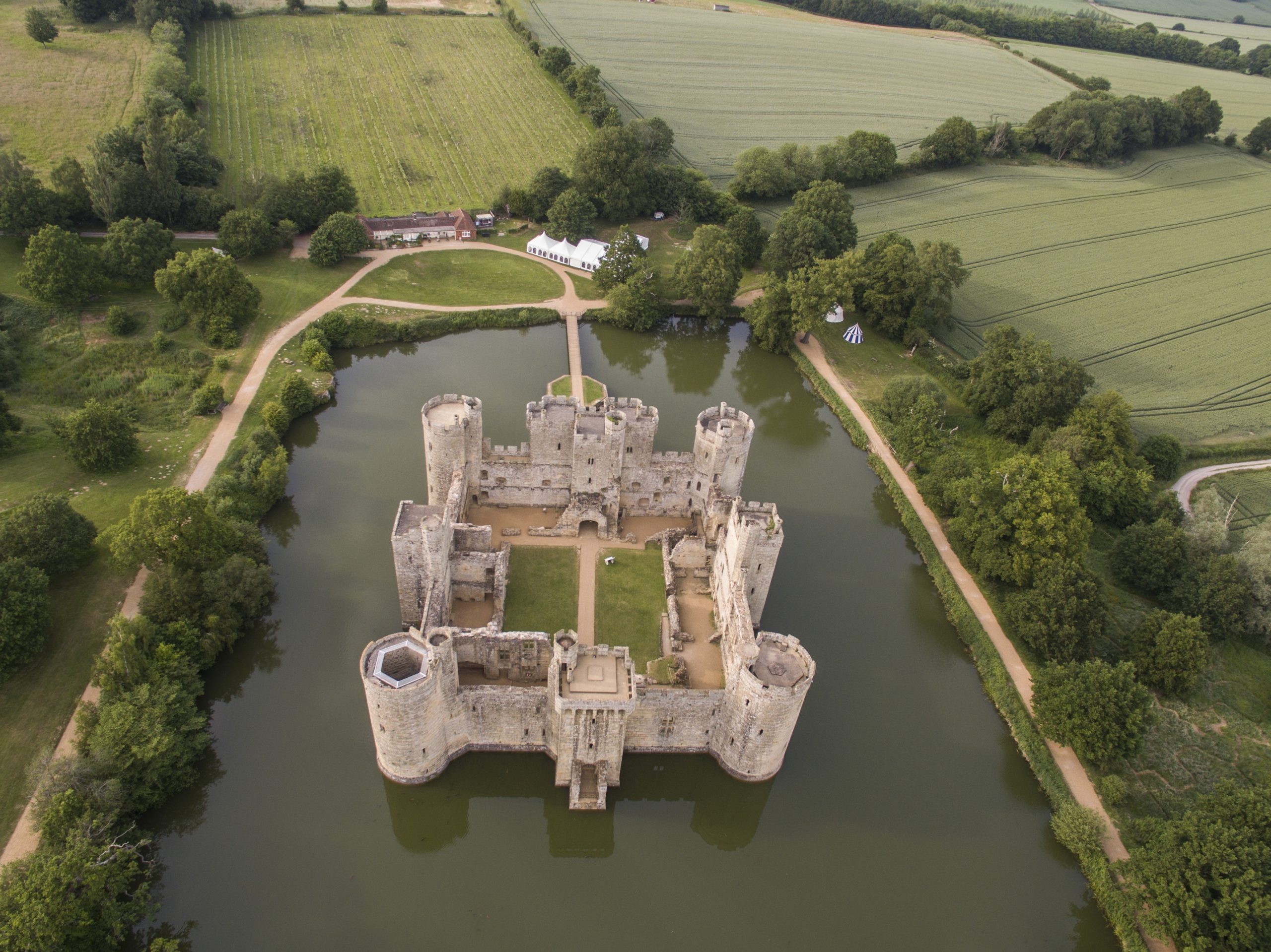 East Sussex, UK, Bodiam Castle, 2560x1920 HD Desktop