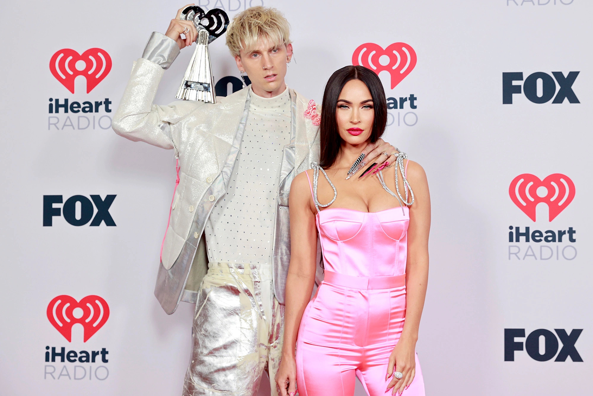 Machine Gun Kelly, Pointy Nails, iHeartRadio Music Awards, 2000x1340 HD Desktop