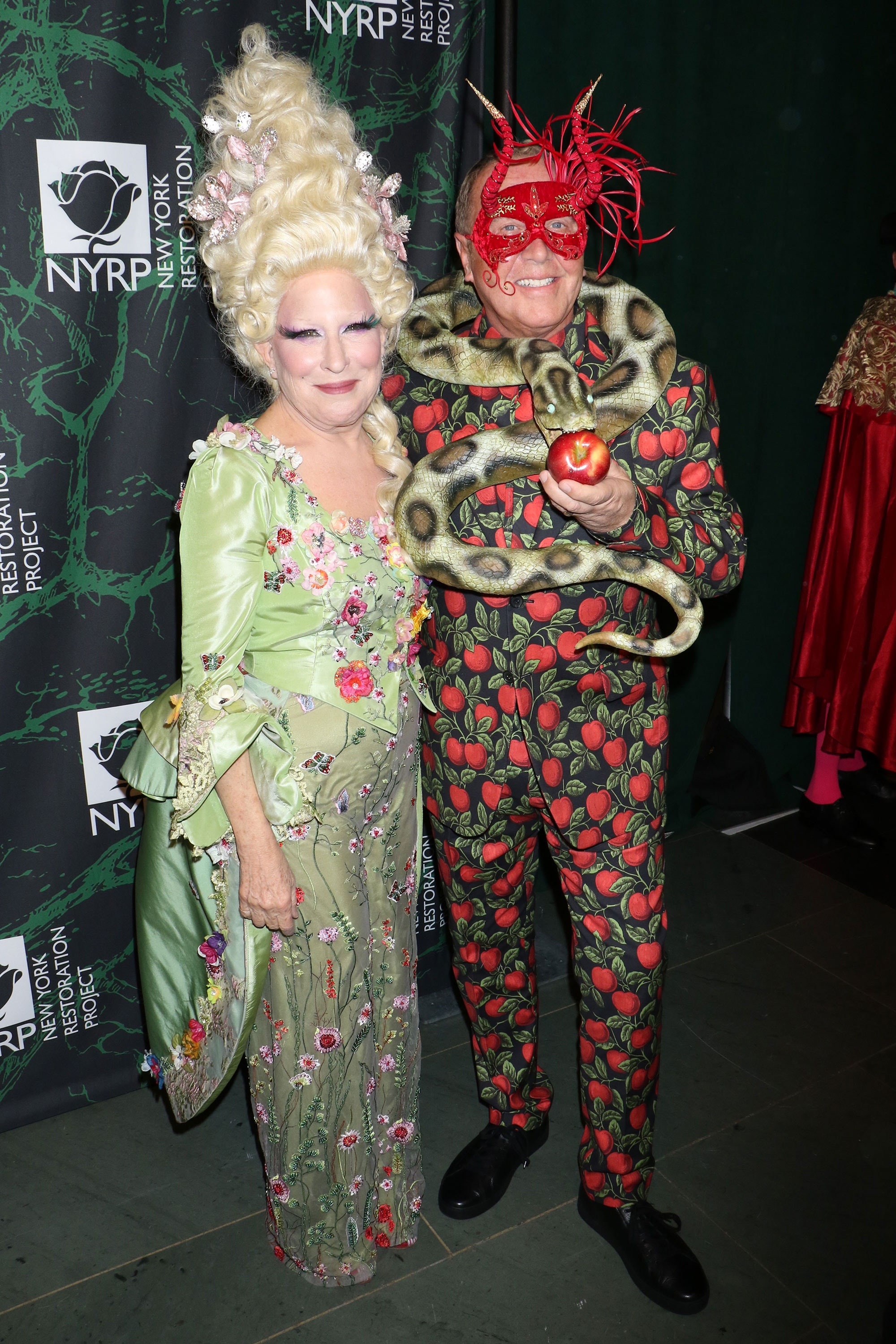 Bette Midler, Iconic actress, Costume gala, New York celebration, 2000x3000 HD Phone