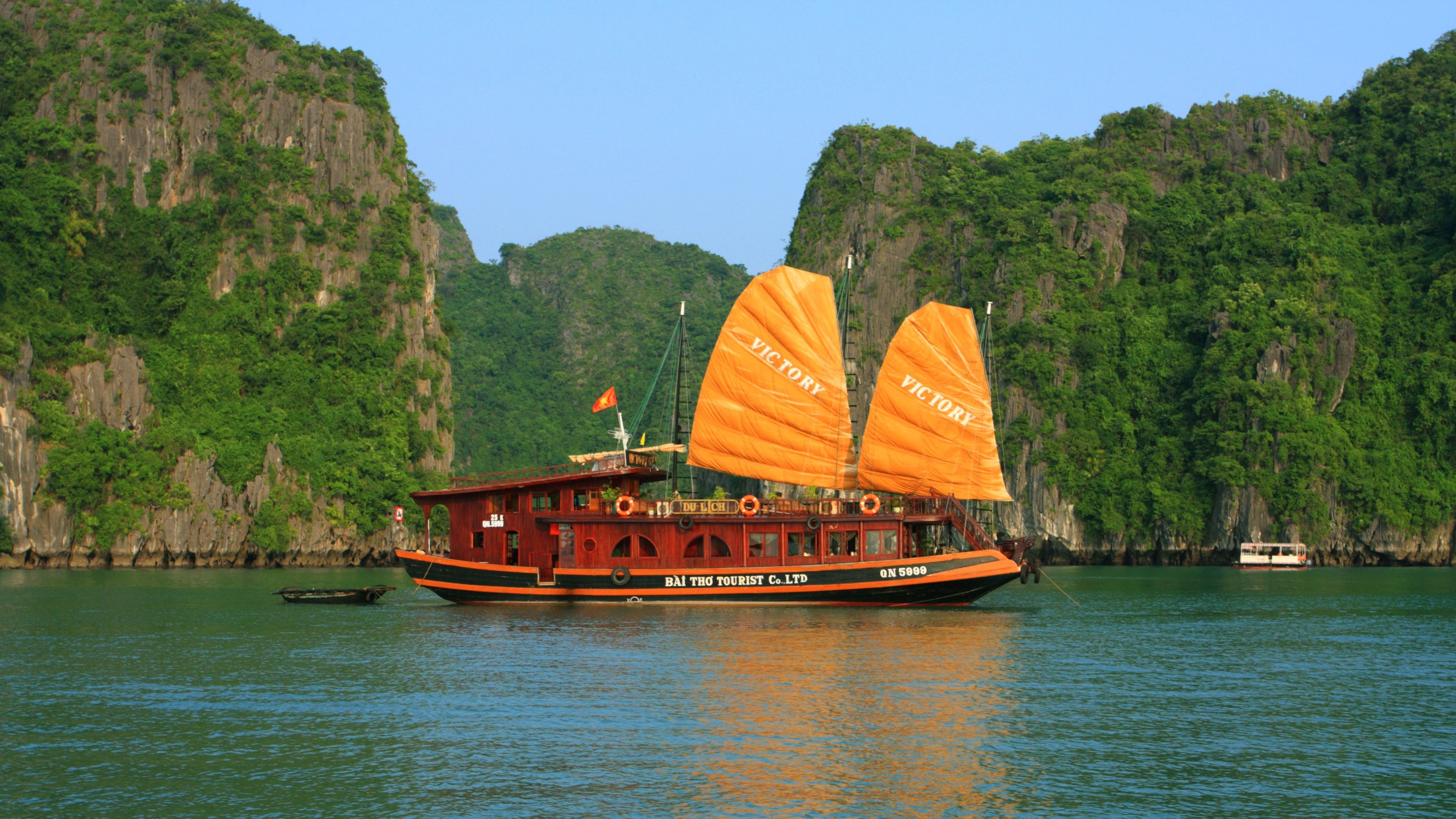 Ha Long Bay, Vietnamese gem, UNESCO World Heritage, Limestone karsts, 3840x2160 4K Desktop