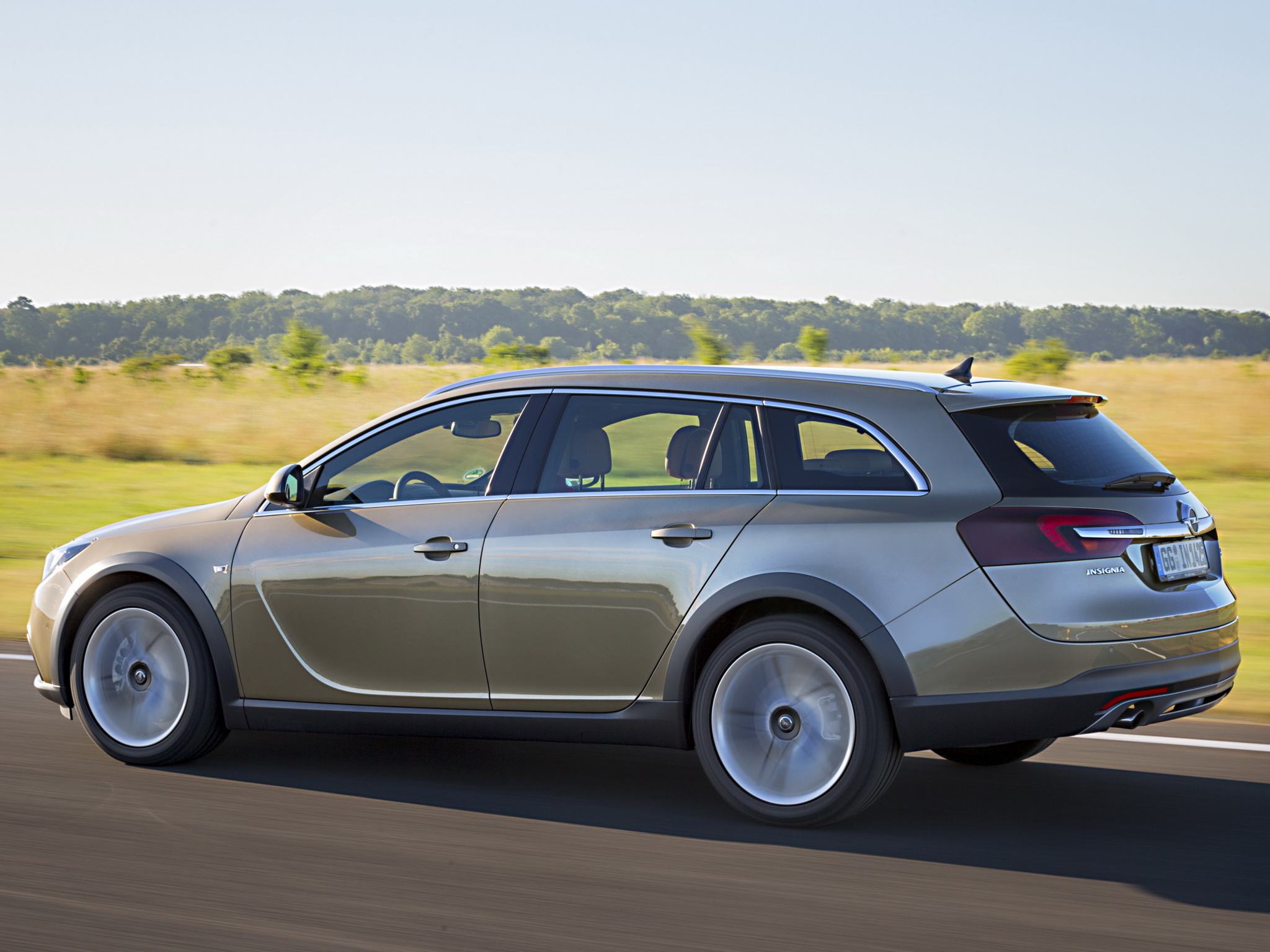 Opel Insignia Country Tourer, Practical design, Spacious interior, Off-road capability, 2050x1540 HD Desktop