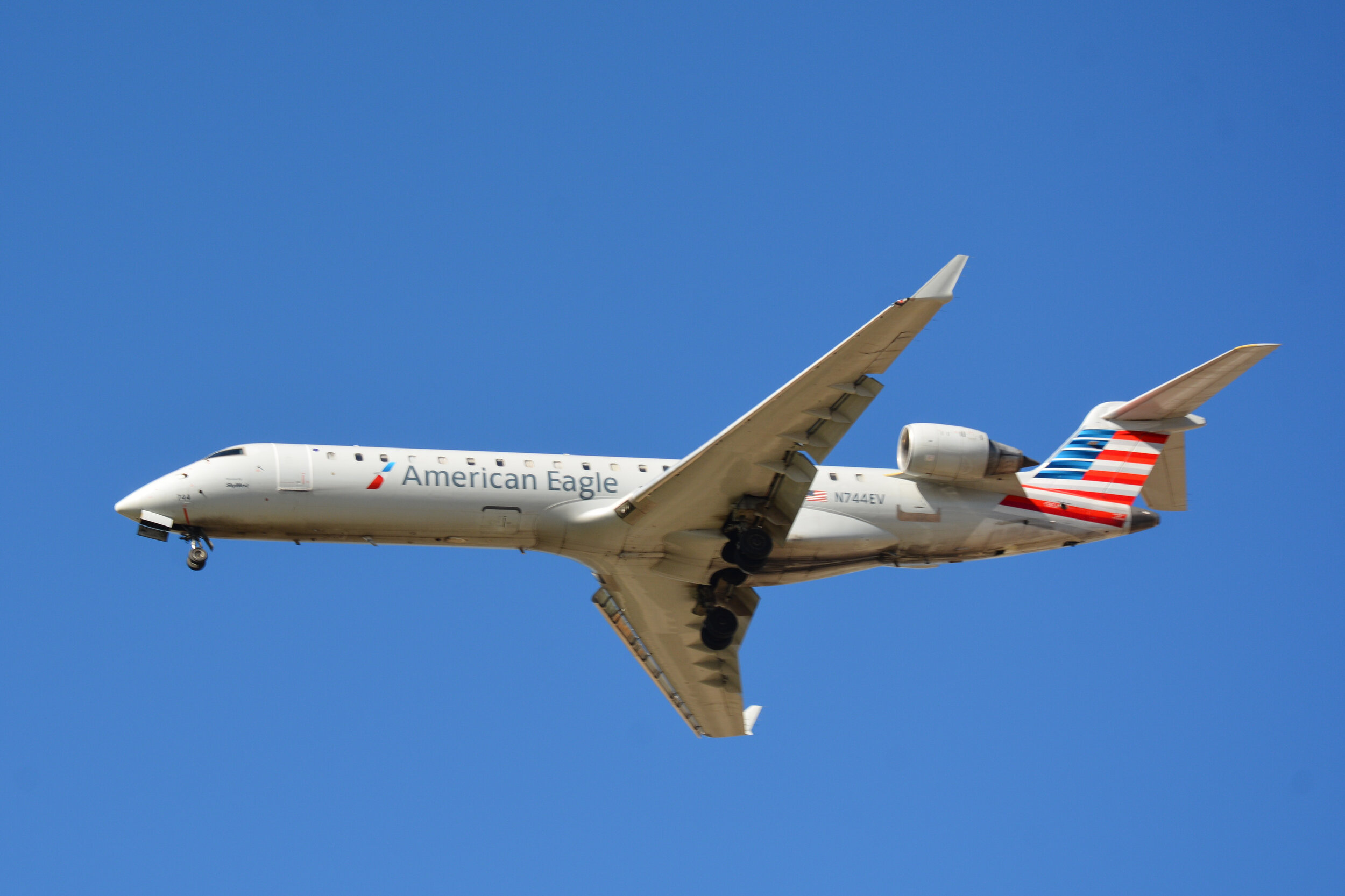 Bombardier CRJ 700, American Airlines, Officer Wayfinder, Photo, 2500x1670 HD Desktop