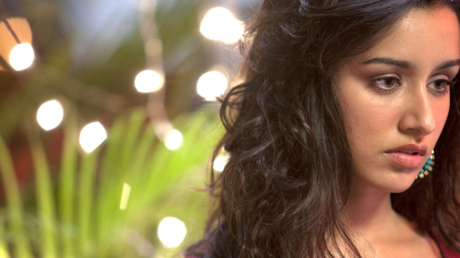 Shraddha Kapoor, fairy lights bokeh, beaded hoop earring, Full HD Desktop wallpaper