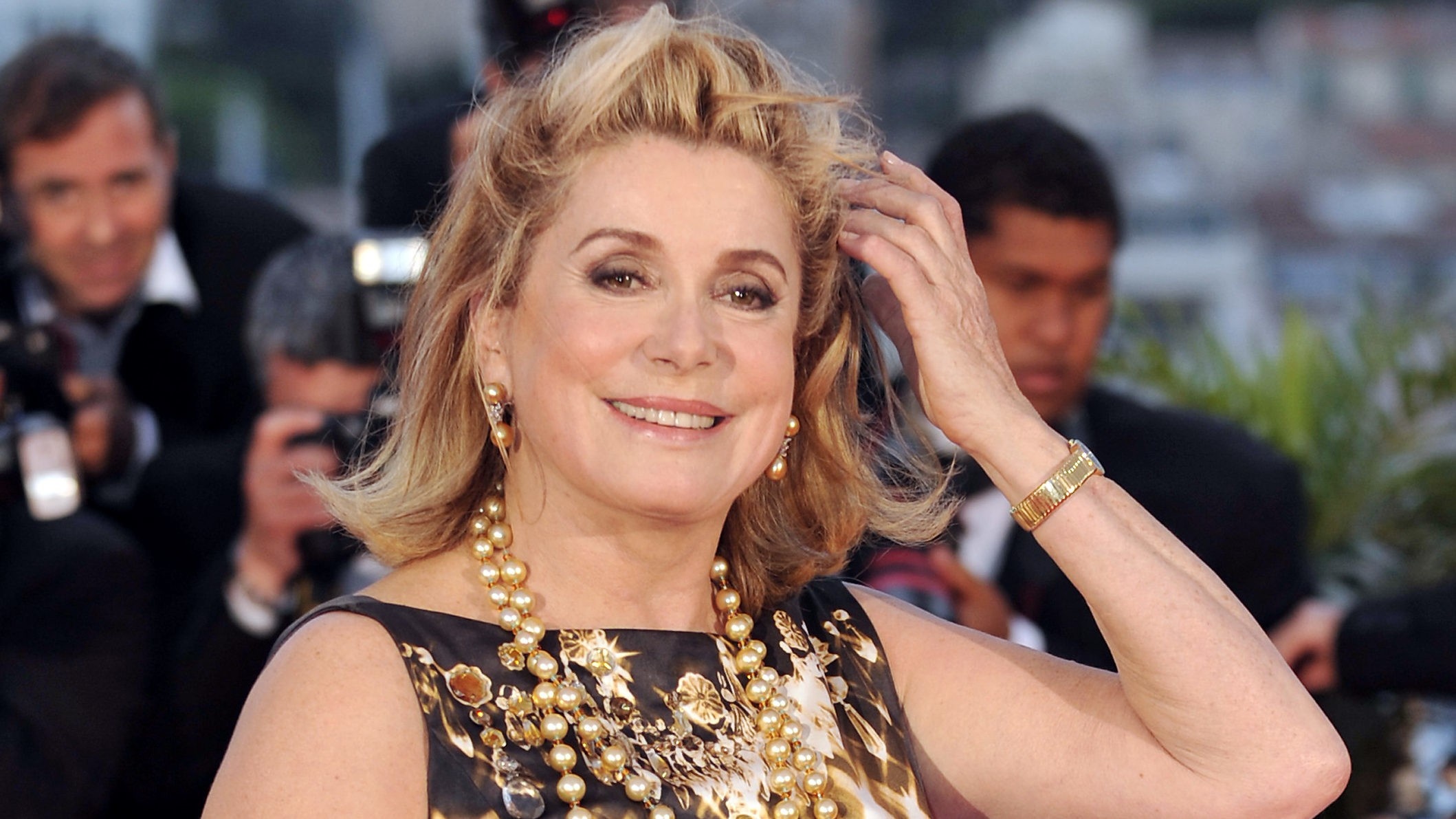 Catherine Deneuve, Film diva's health, 2120x1200 HD Desktop