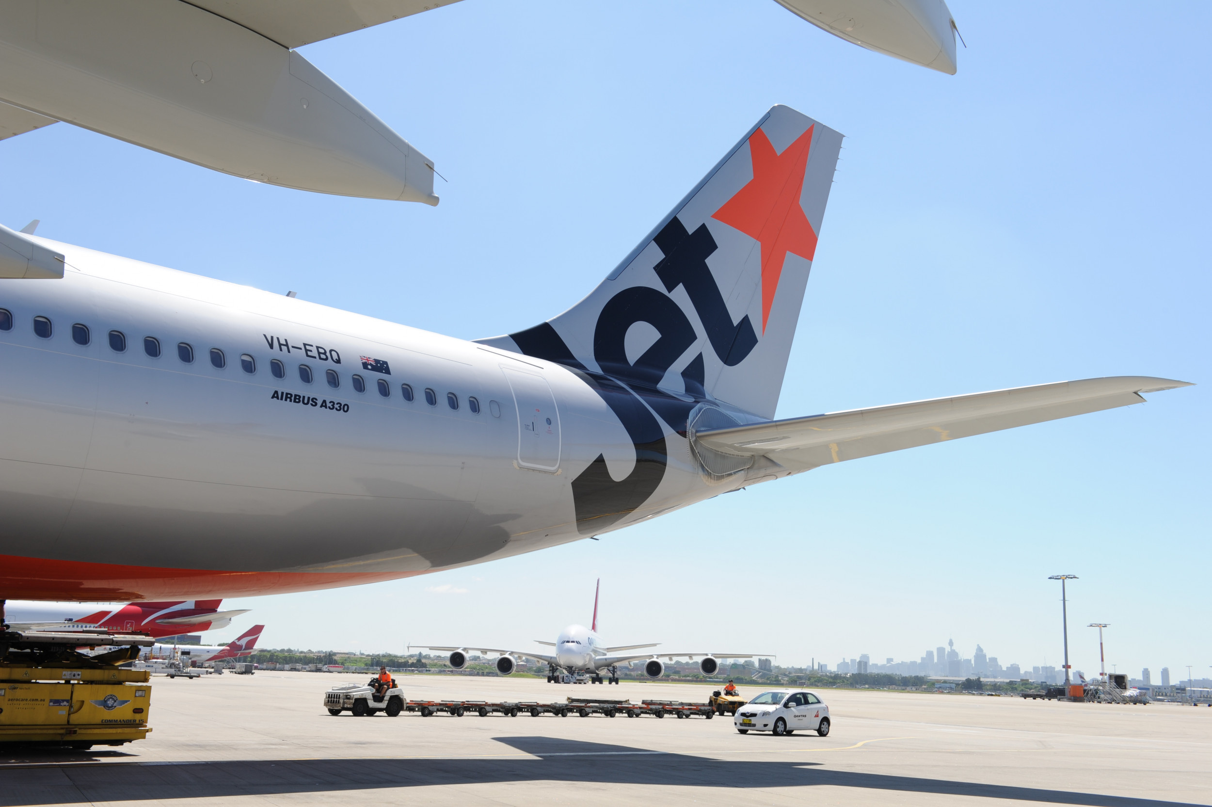 Jetstar, excess baggage fees, airline traveler, creative solutions, 2500x1670 HD Desktop
