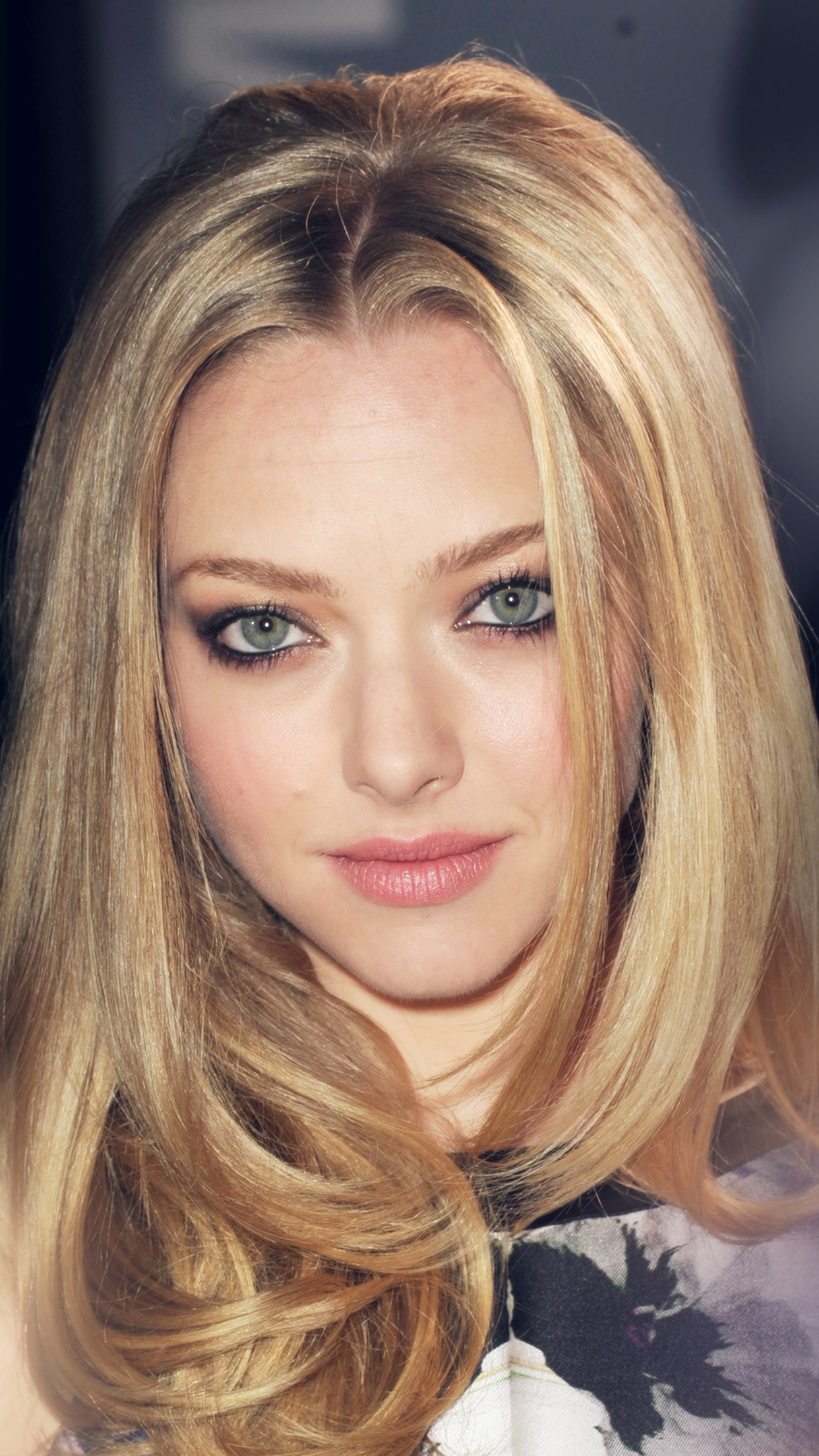 Amanda Seyfried, Hollywood celebrity, Wallpaper, 1250x2210 HD Phone