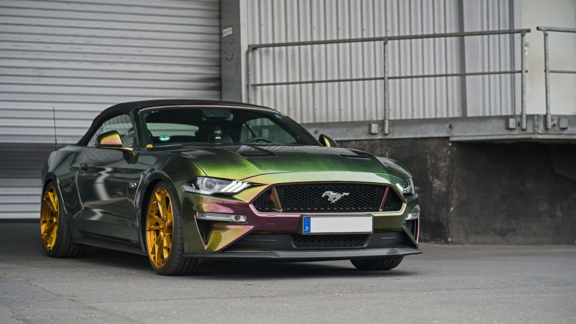 Ford Mustang GT Convertible, Chameleon iridescent wrap, Gold aftermarket wheels, Full HD Desktop wallpaper