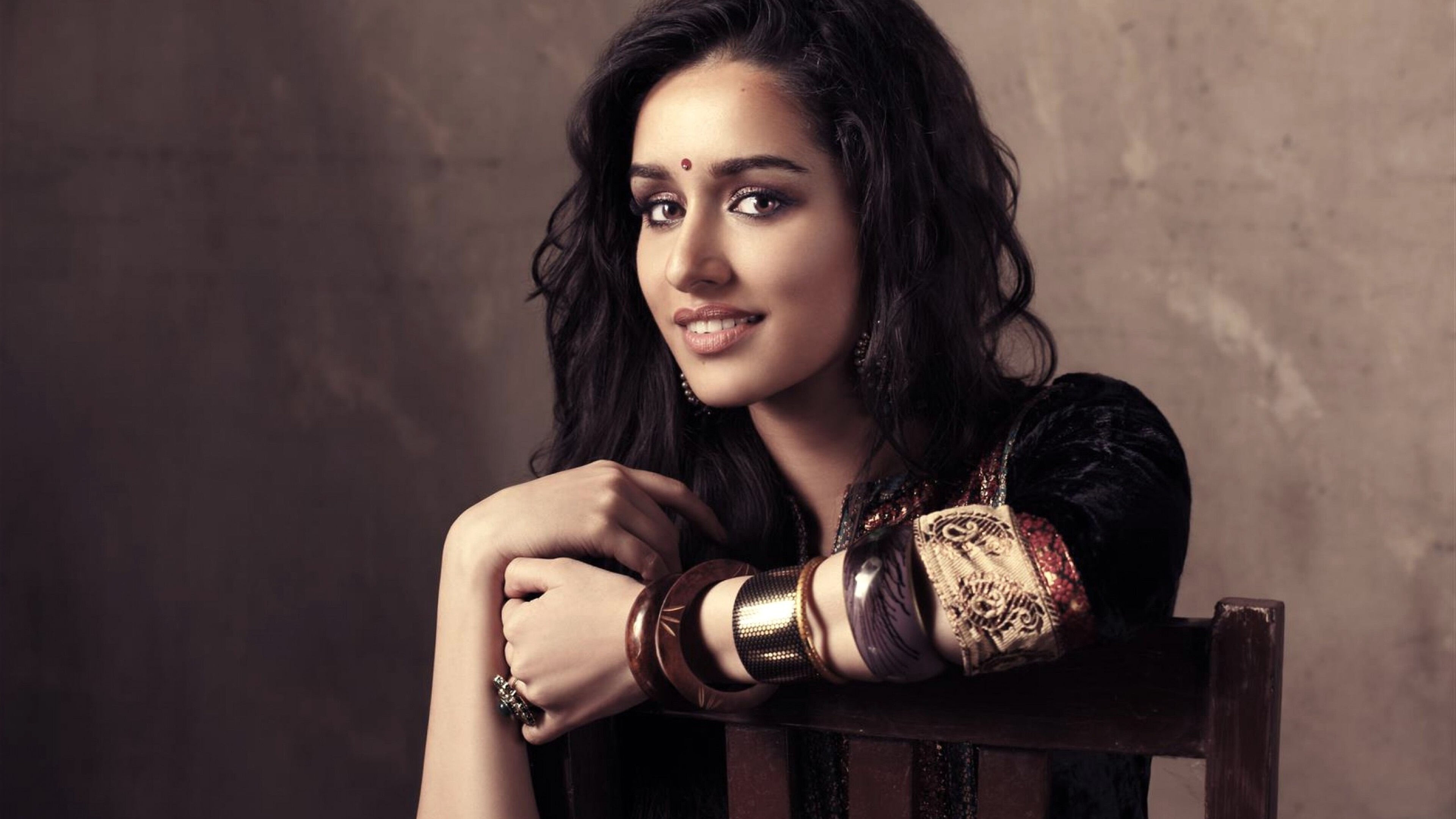 Shraddha Kapoor, stacked ethnic bangles, red forehead bindi, 4K Desktop wallpaper