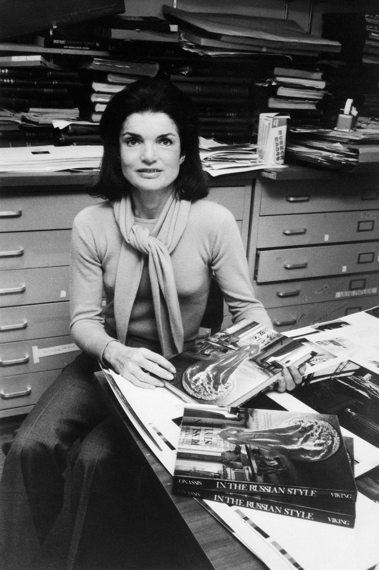Jackie Kennedy Onassis, Friend with a Soviet poet, 1300x1960 HD Phone
