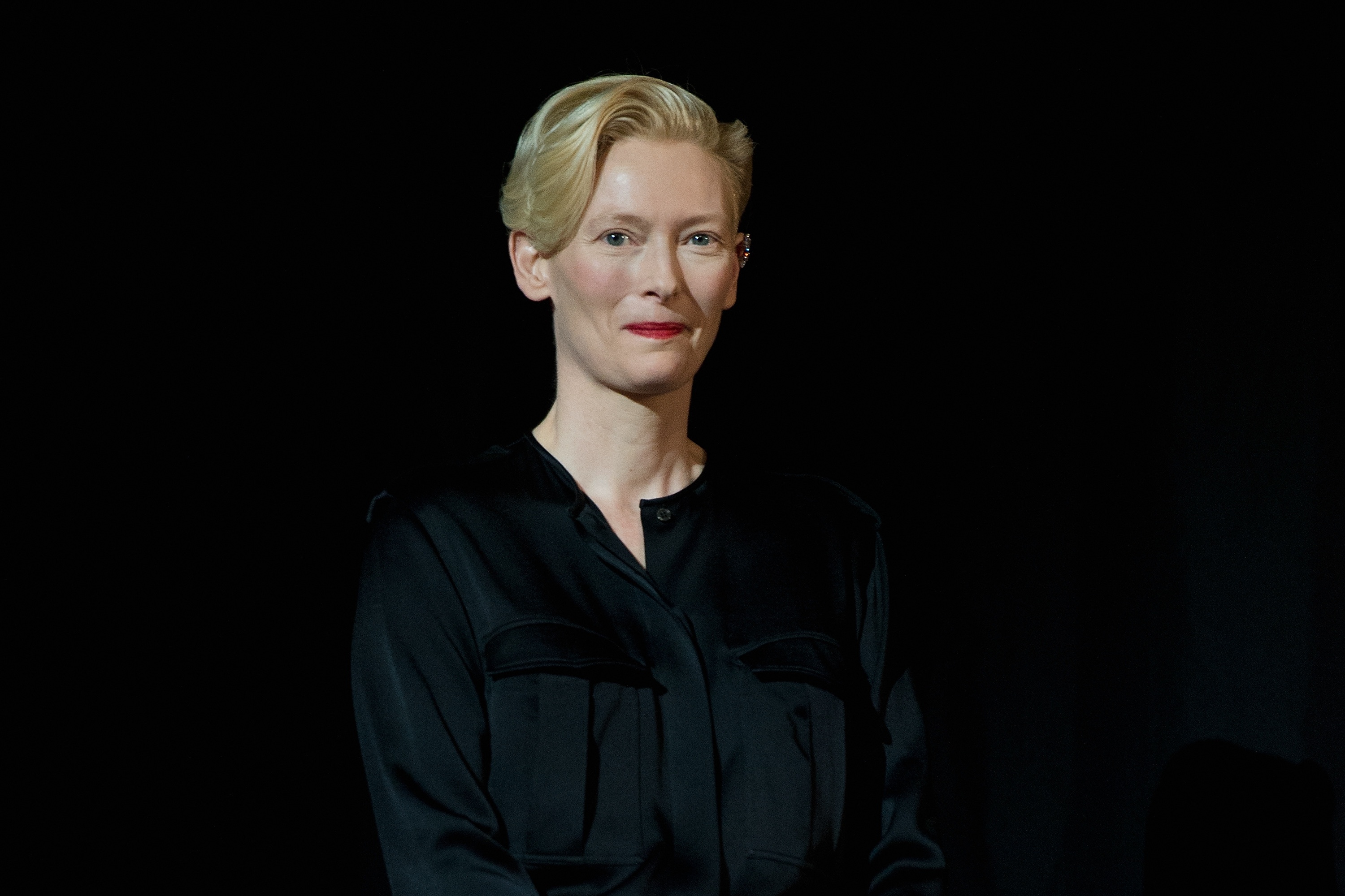 Tilda Swinton, Computer wallpaper, Quiet sophistication, Aesthetic appeal, 3000x2000 HD Desktop
