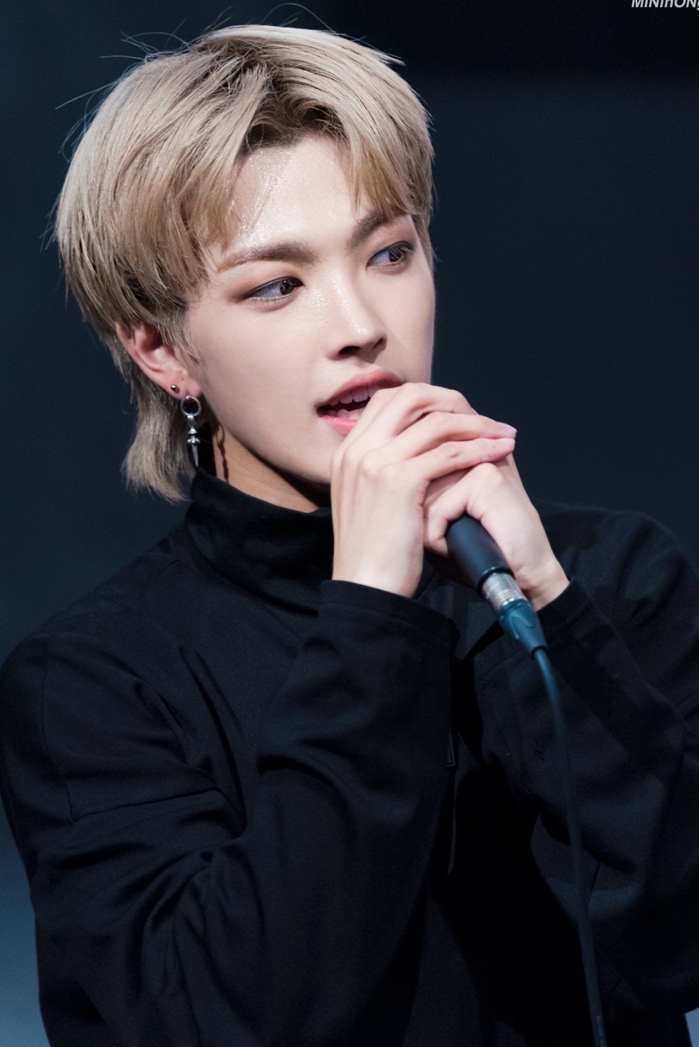 Kim Hong Joong, Ateez member, Hong Joong's charisma, Kpop sensation, 1370x2050 HD Phone