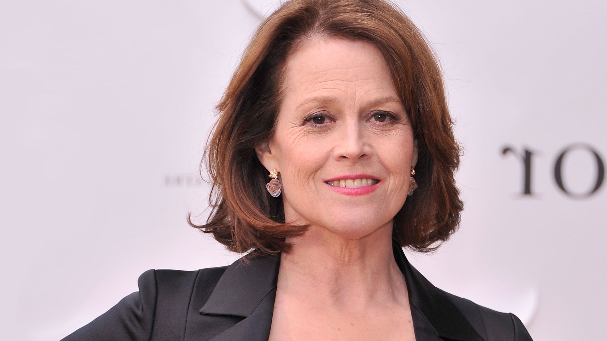 Sigourney Weaver, Computer wallpaper, Iconic image, Hollywood legend, 2000x1130 HD Desktop