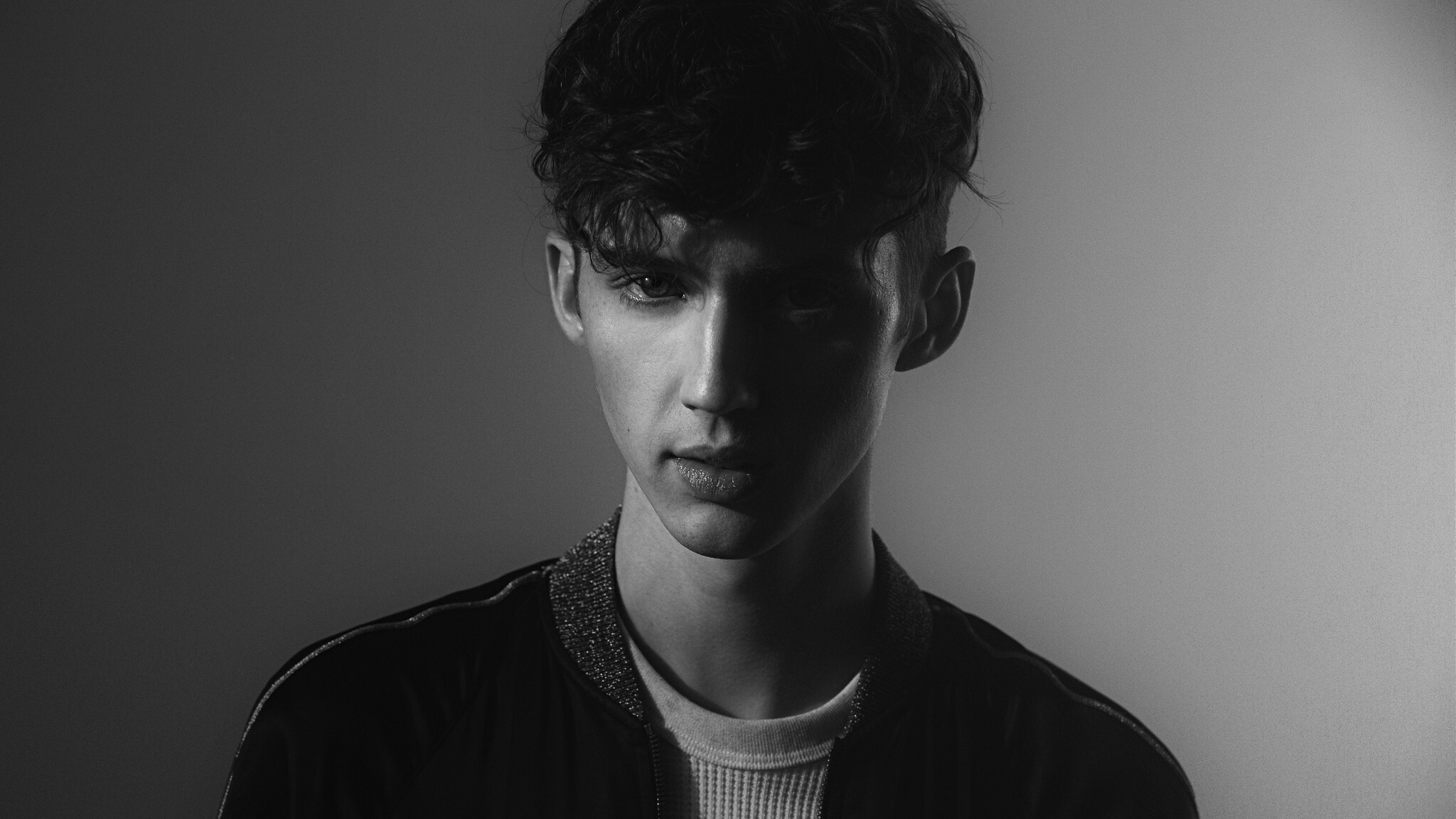 Troye Sivan desktop wallpaper, Michelle Thompson post, High-resolution image, Aesthetic appeal, 2050x1160 HD Desktop