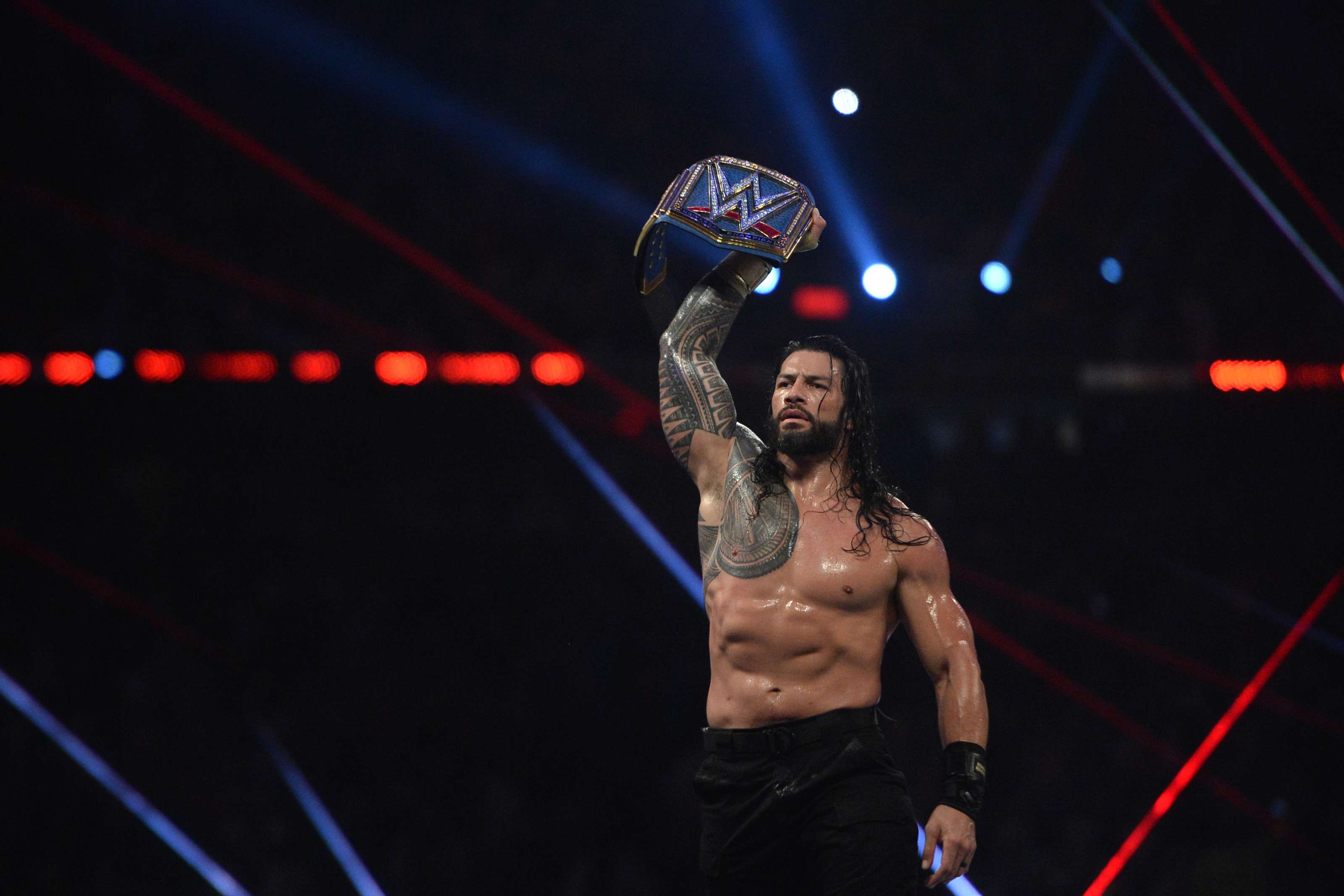 Roman Reigns, WWE Universal Championship belt, arena stage lights, HD Desktop wallpaper