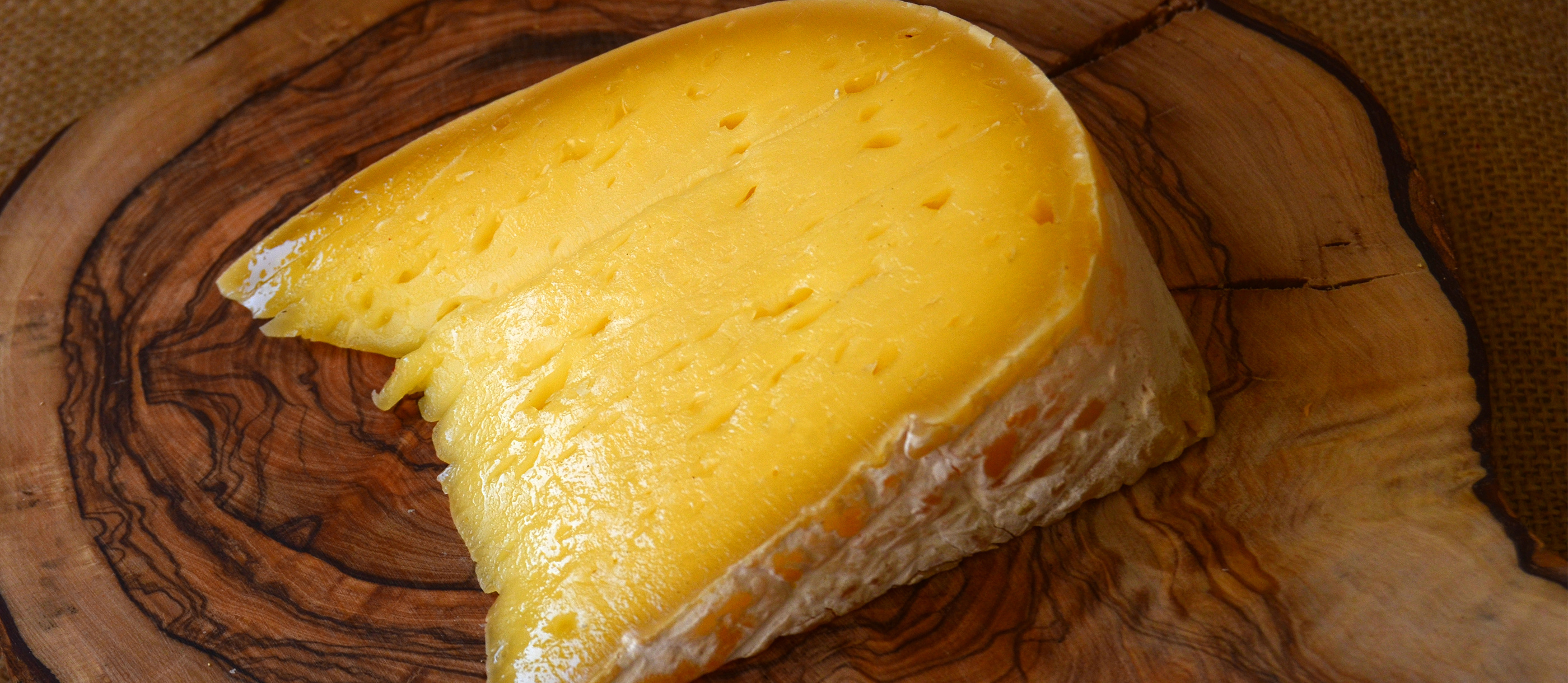 Passendale local cheese, Passendale Belgium, 2800x1220 Dual Screen Desktop