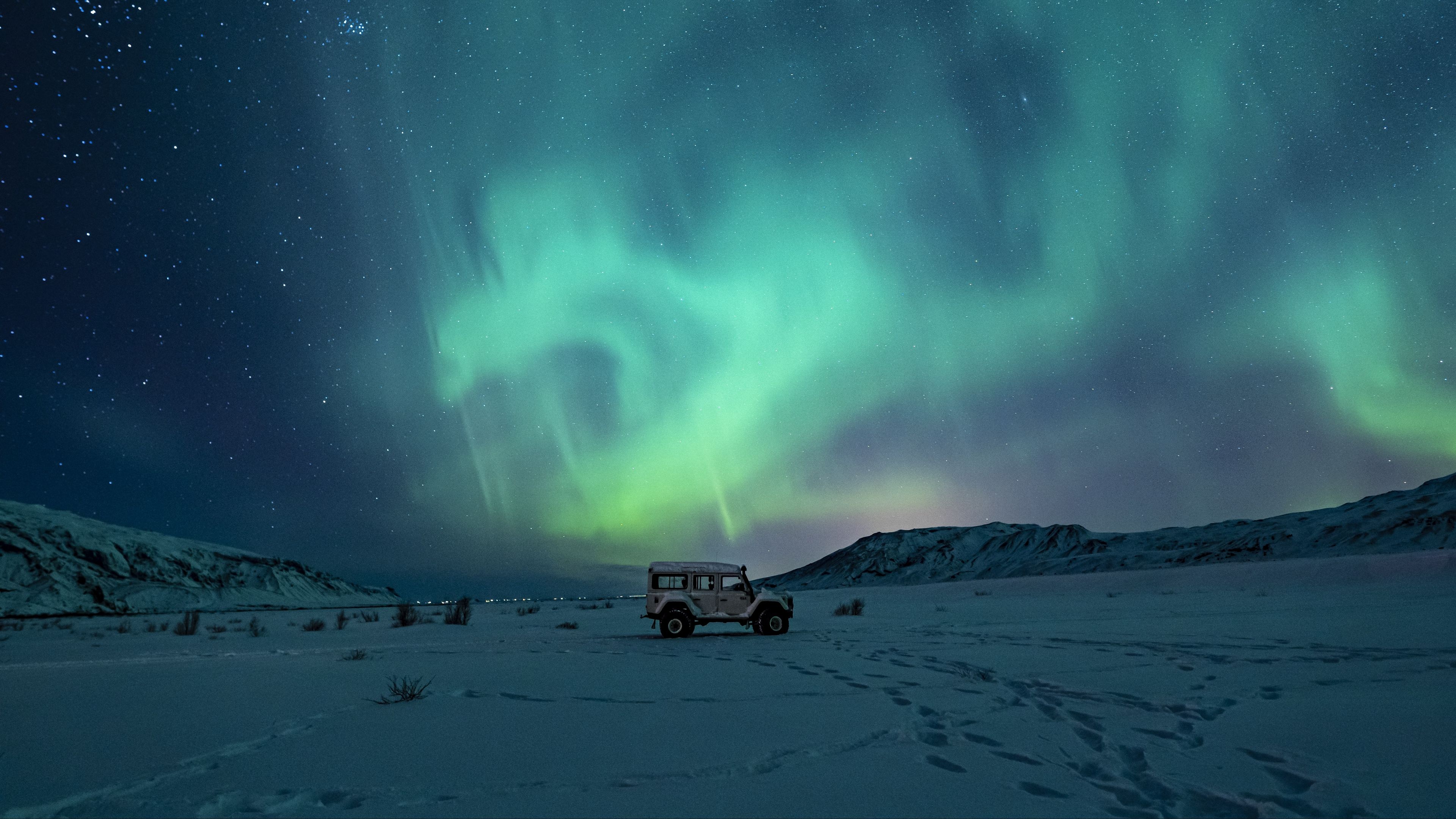 Green aurora borealis, Land Rover Defender 110, Snow-covered Alaska wilderness, 4K Desktop wallpaper