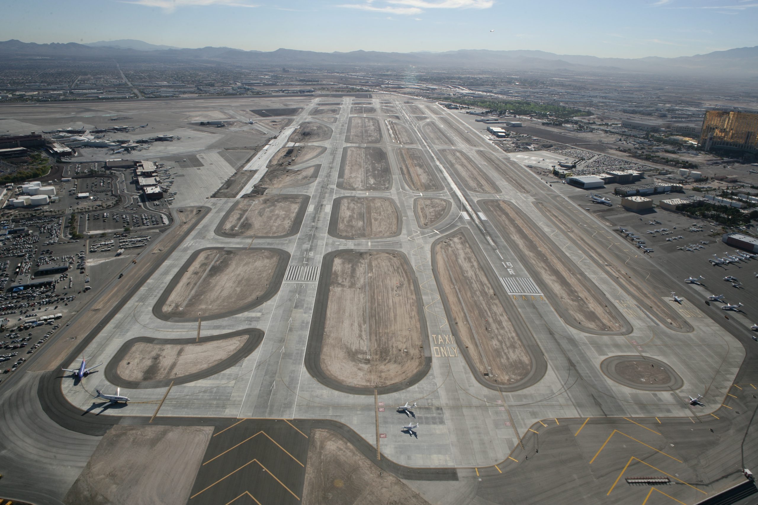 Runway 1R 19L, Taxiway D reconstruction, Kiewit Corporation, 2560x1710 HD Desktop