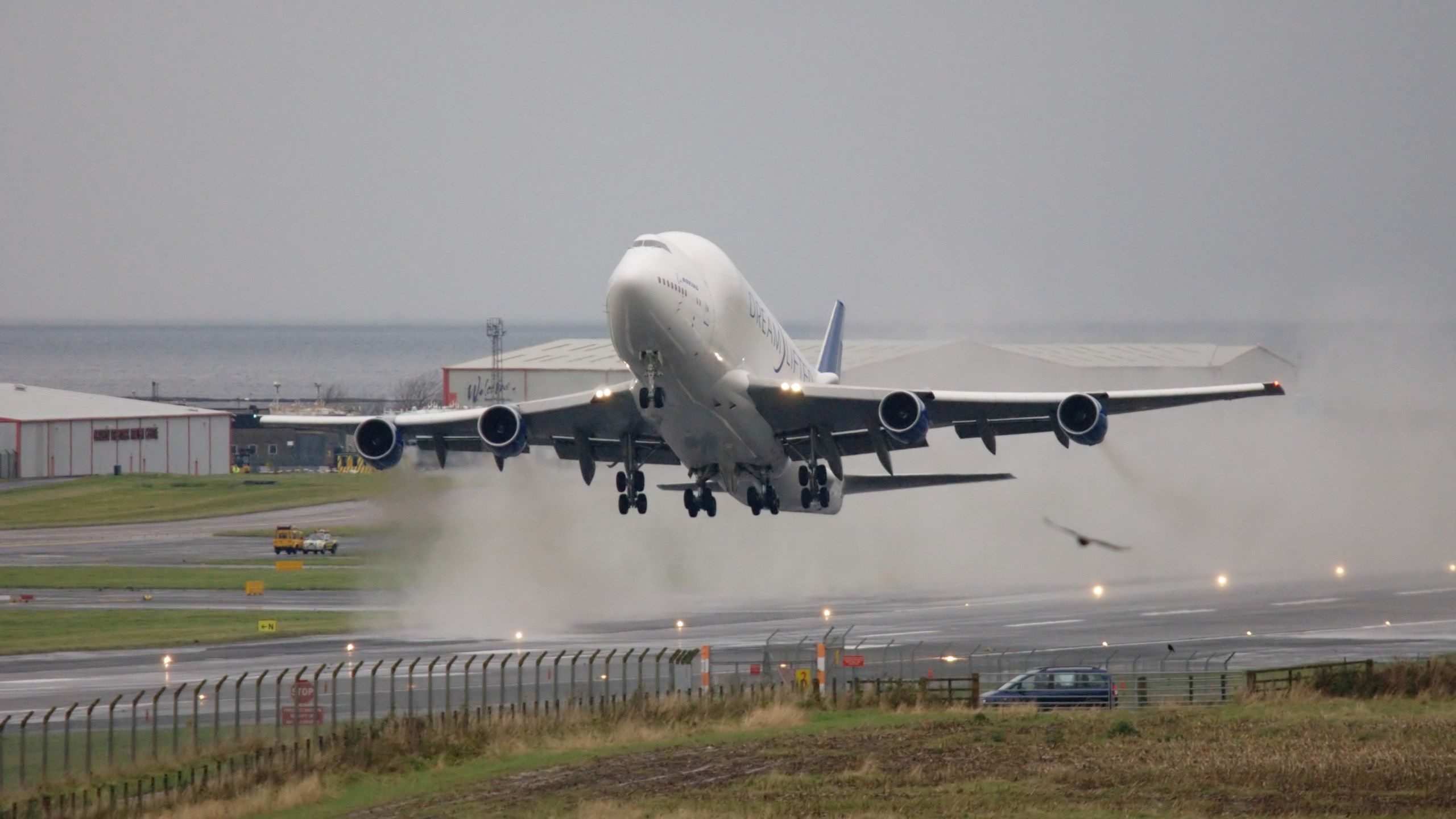 Boeing Dreamlifter, Cargo transportation, Air travel efficiency, Airlift operations, 2560x1440 HD Desktop