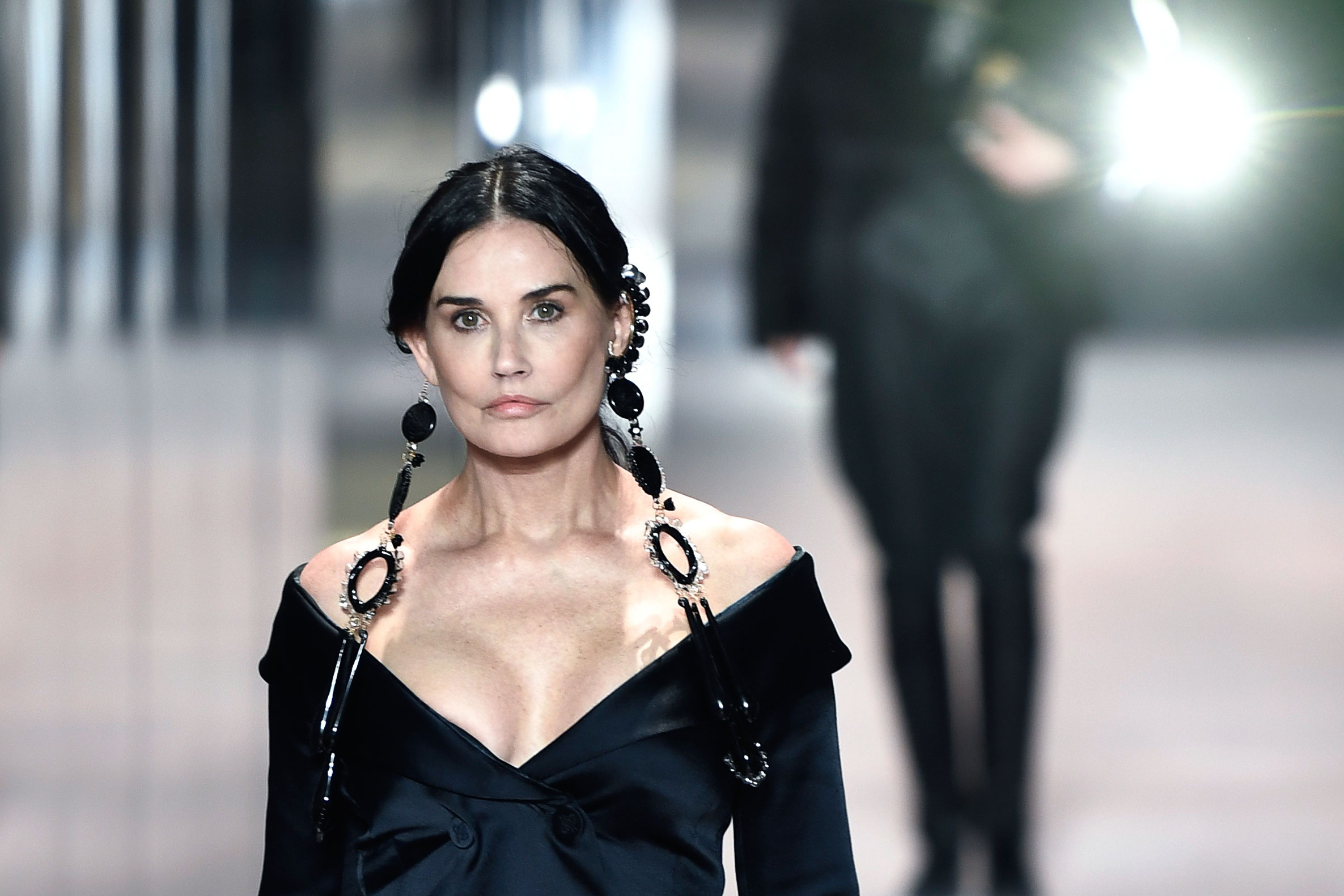 Demi Moore, Surprise cameo, Paris fashion week, Haute couture, 2380x1590 HD Desktop