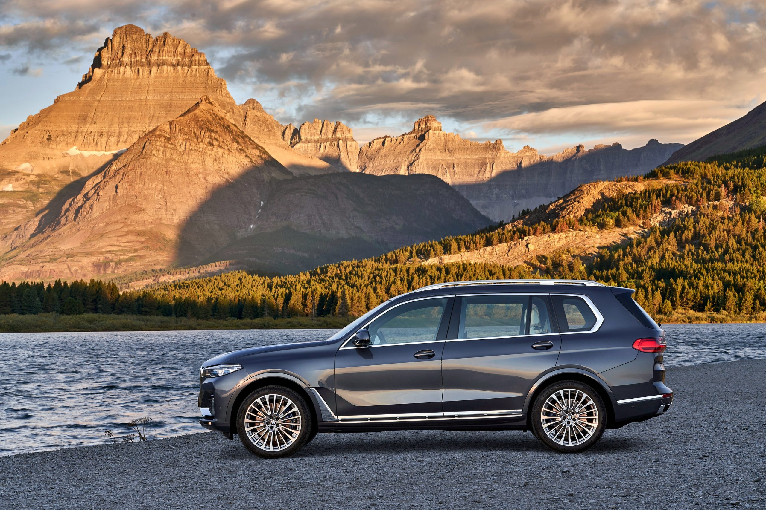 BMW X7, 2019 model, Luxury SUV, Captivating design, 2560x1710 HD Desktop