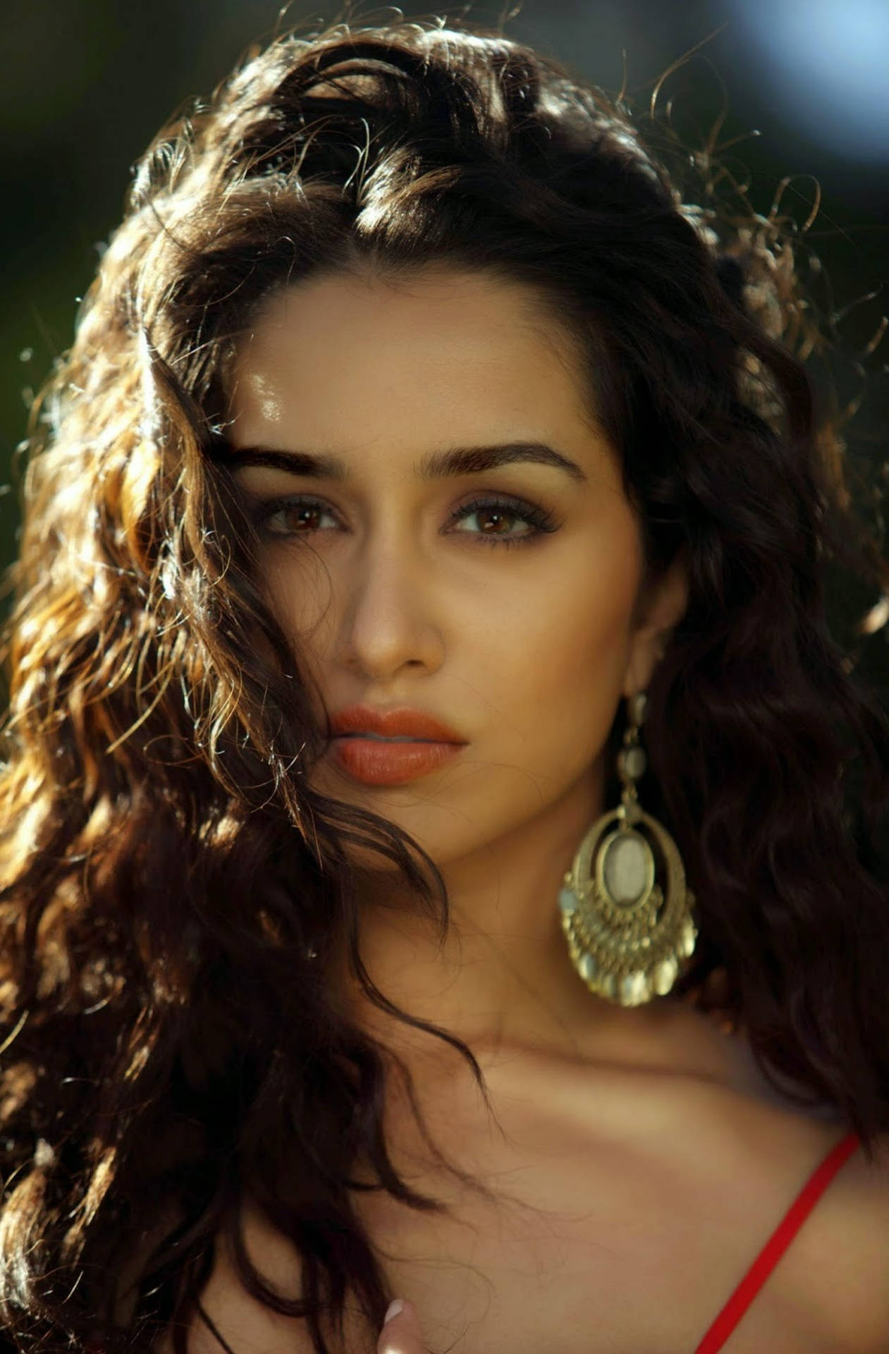 Shraddha Kapoor, large ornate chandelier earring, long curly brown hair, HD Phone wallpaper