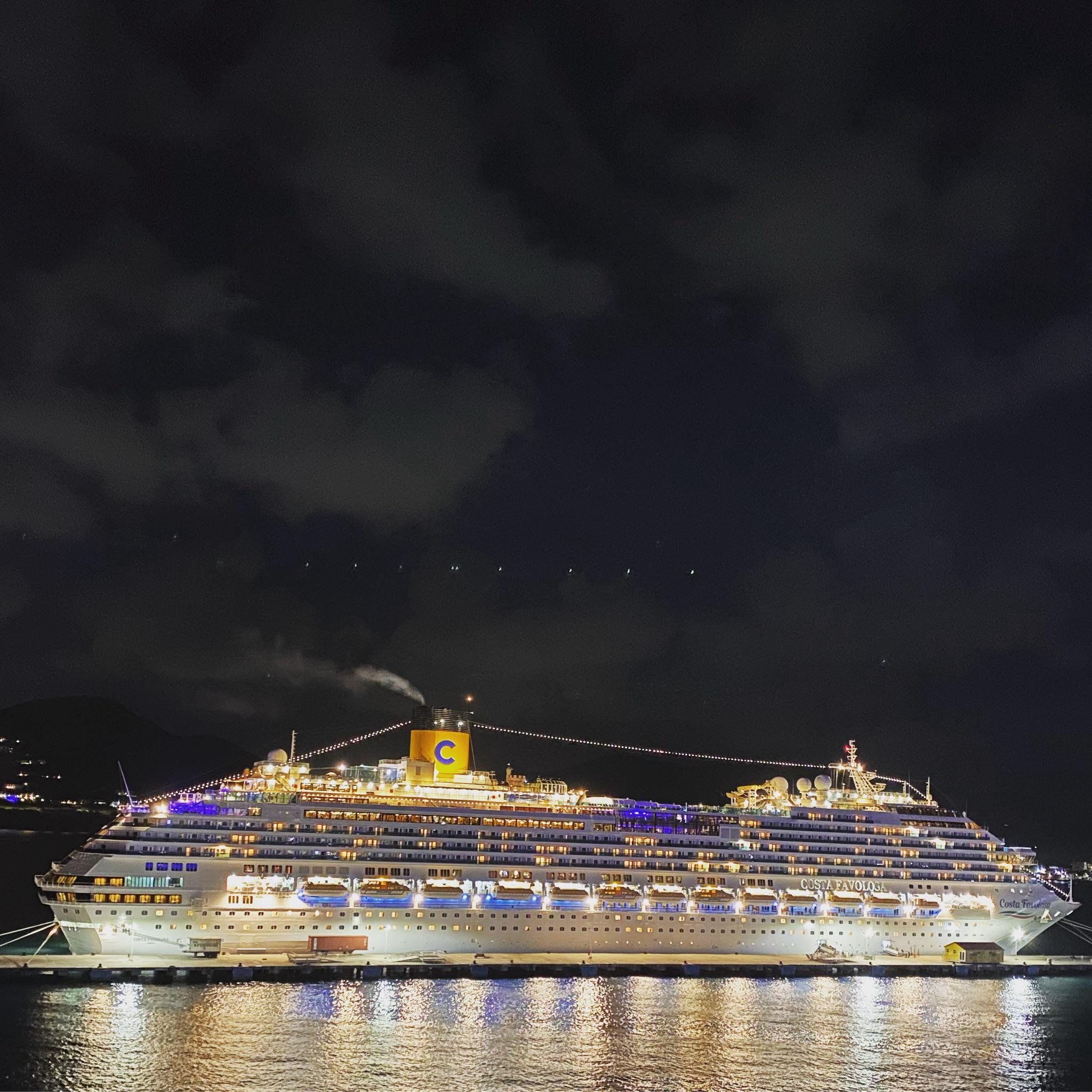 Craziest cruise stories, Adventure on the sea, Memorable pictures, RCruise CD, 2050x2050 HD Phone