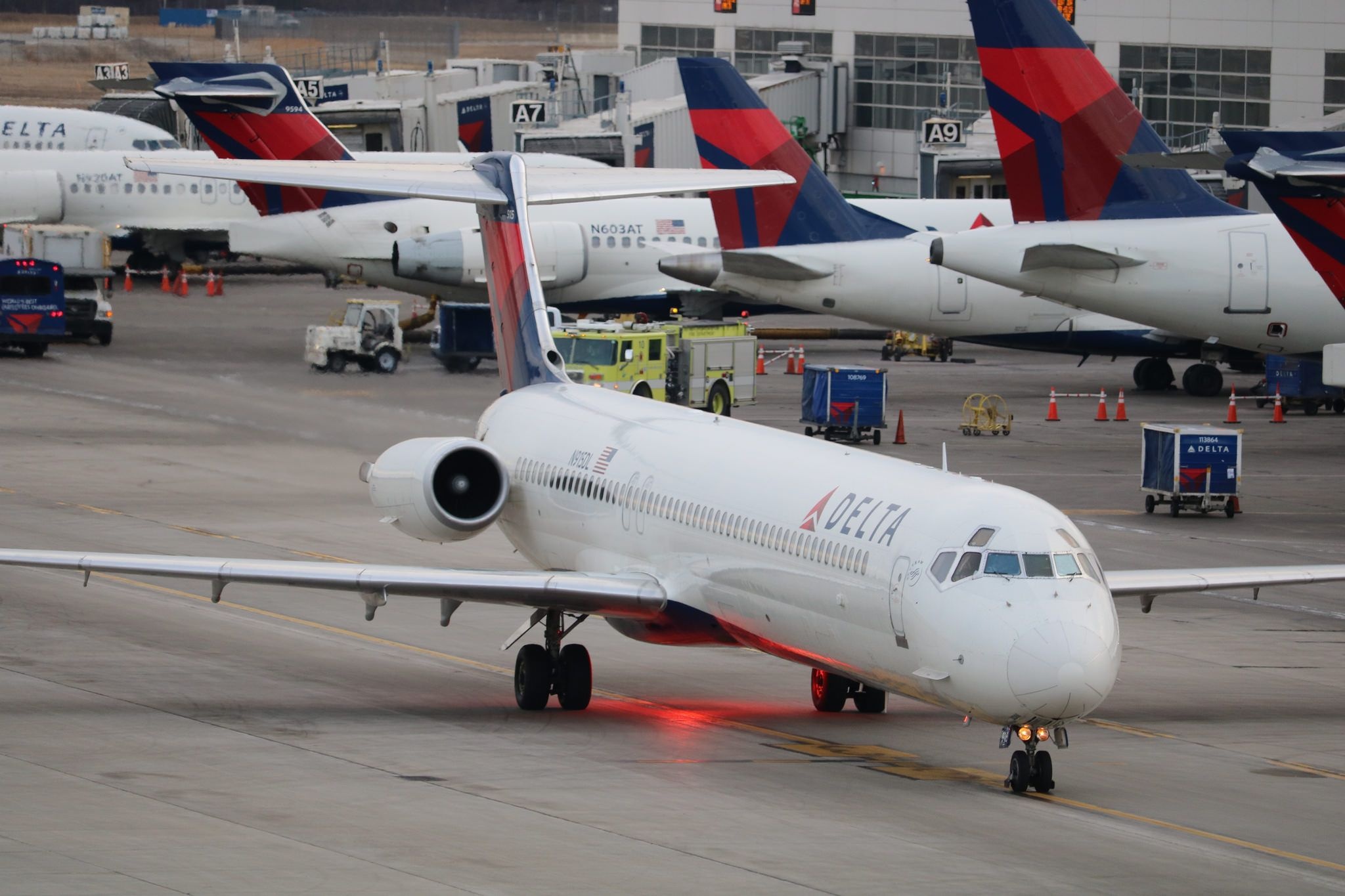 Pinnacle Airlines, DTW, Travels, Airline enthusiasts, 2050x1370 HD Desktop
