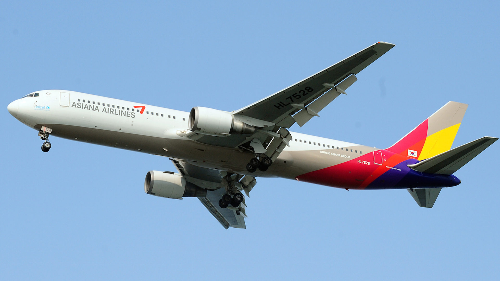 Asiana Airlines, Plane overshoots runway, Hiroshima, Injured, 1920x1080 Full HD Desktop