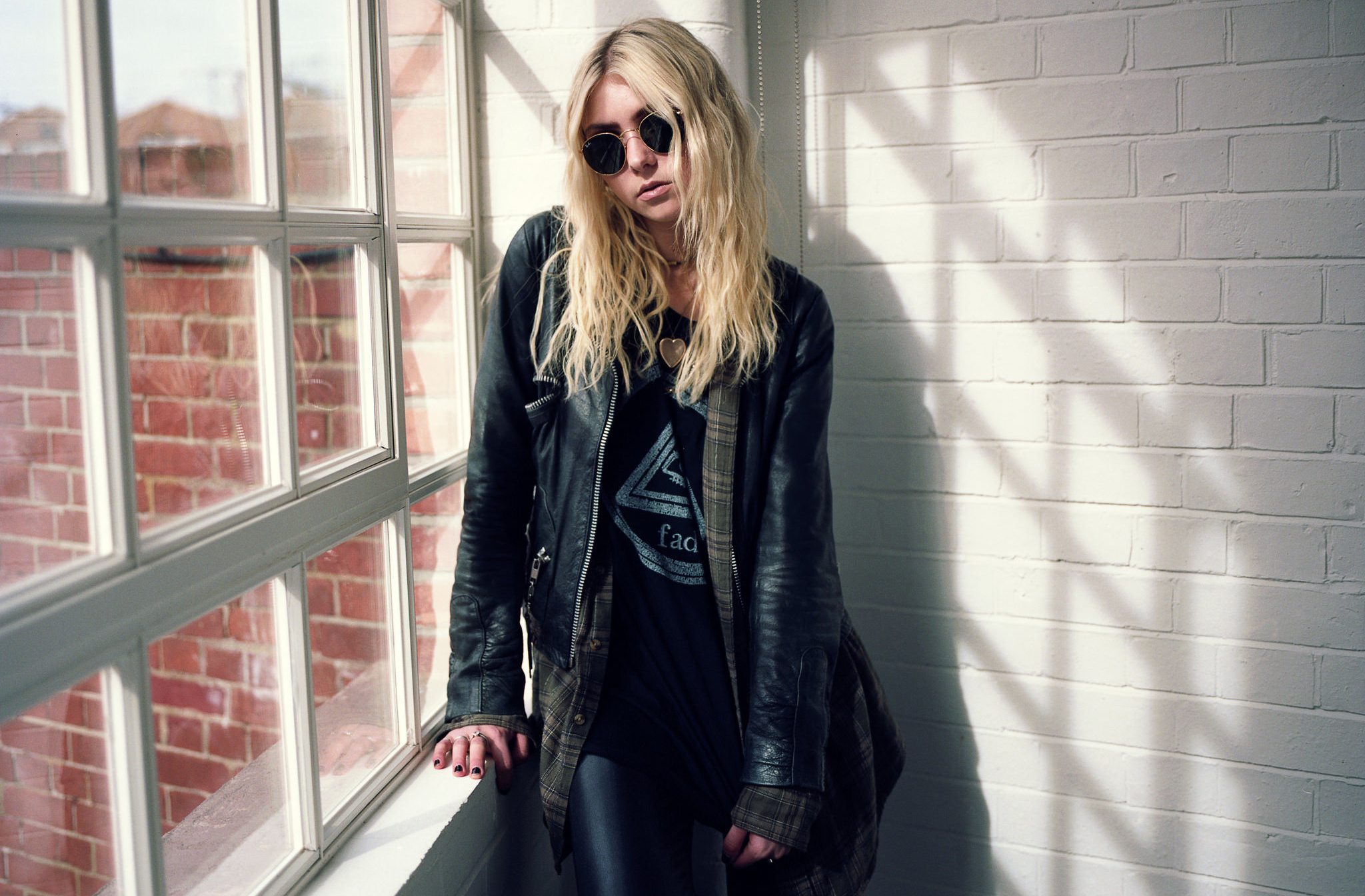 Celebrity singer, Messy hair, Rocker style, Taylor Momsen, 2050x1350 HD Desktop