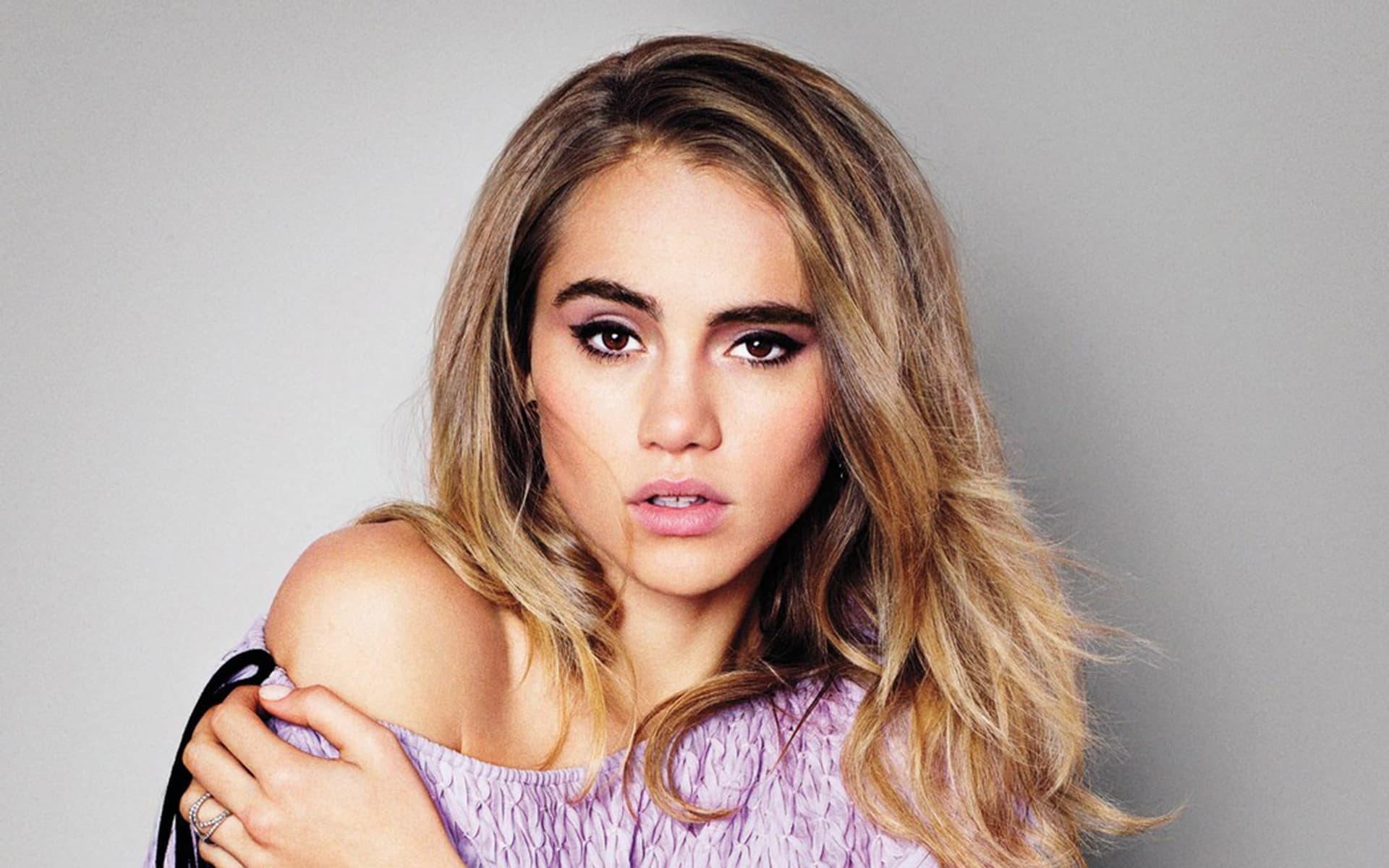 Suki Waterhouse, Otherworldly beauty, Captivating gaze, Fashion icon, 1920x1200 HD Desktop