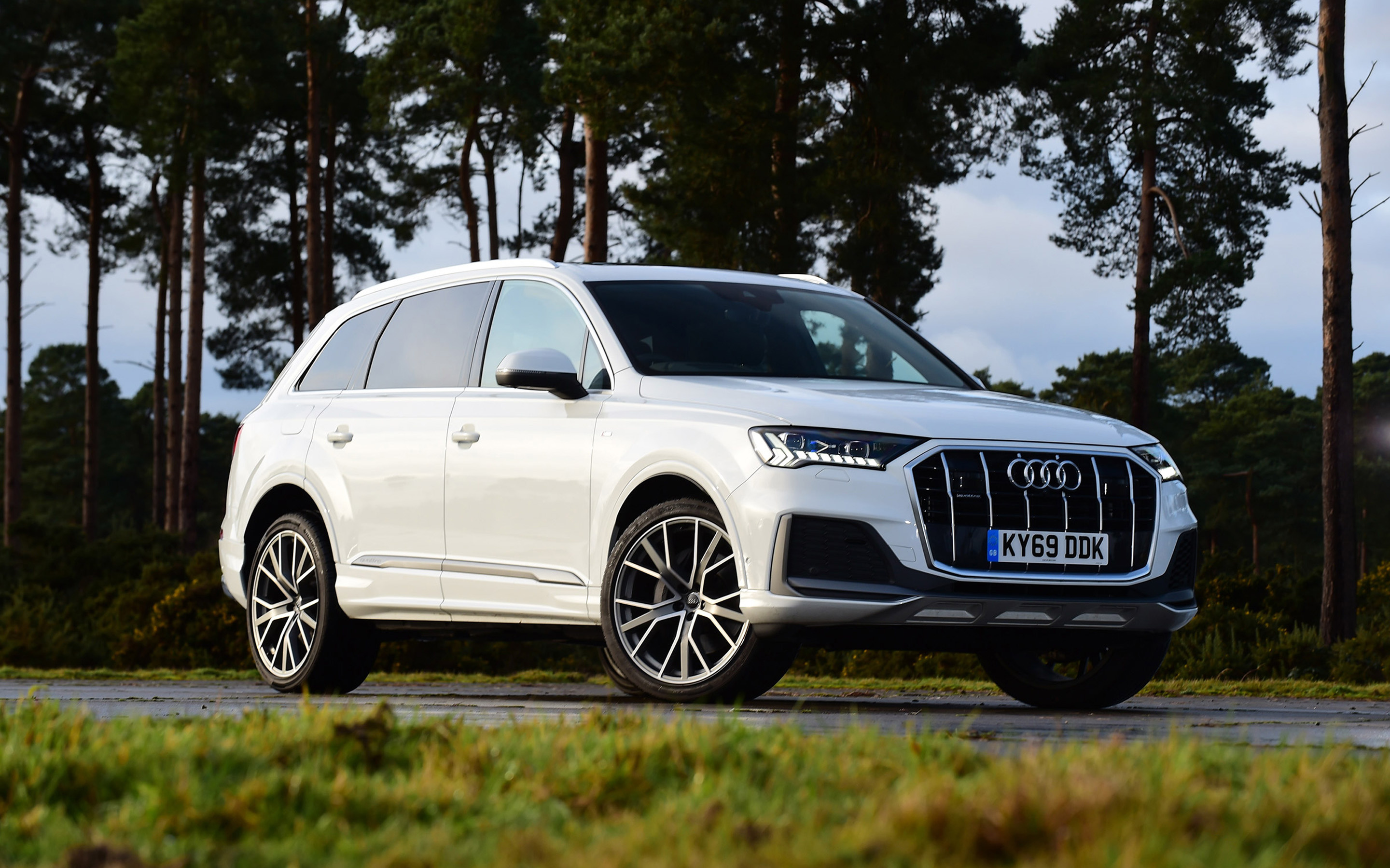 Audi Q7, UK spec, Luxury cars, German cars, 2880x1800 HD Desktop