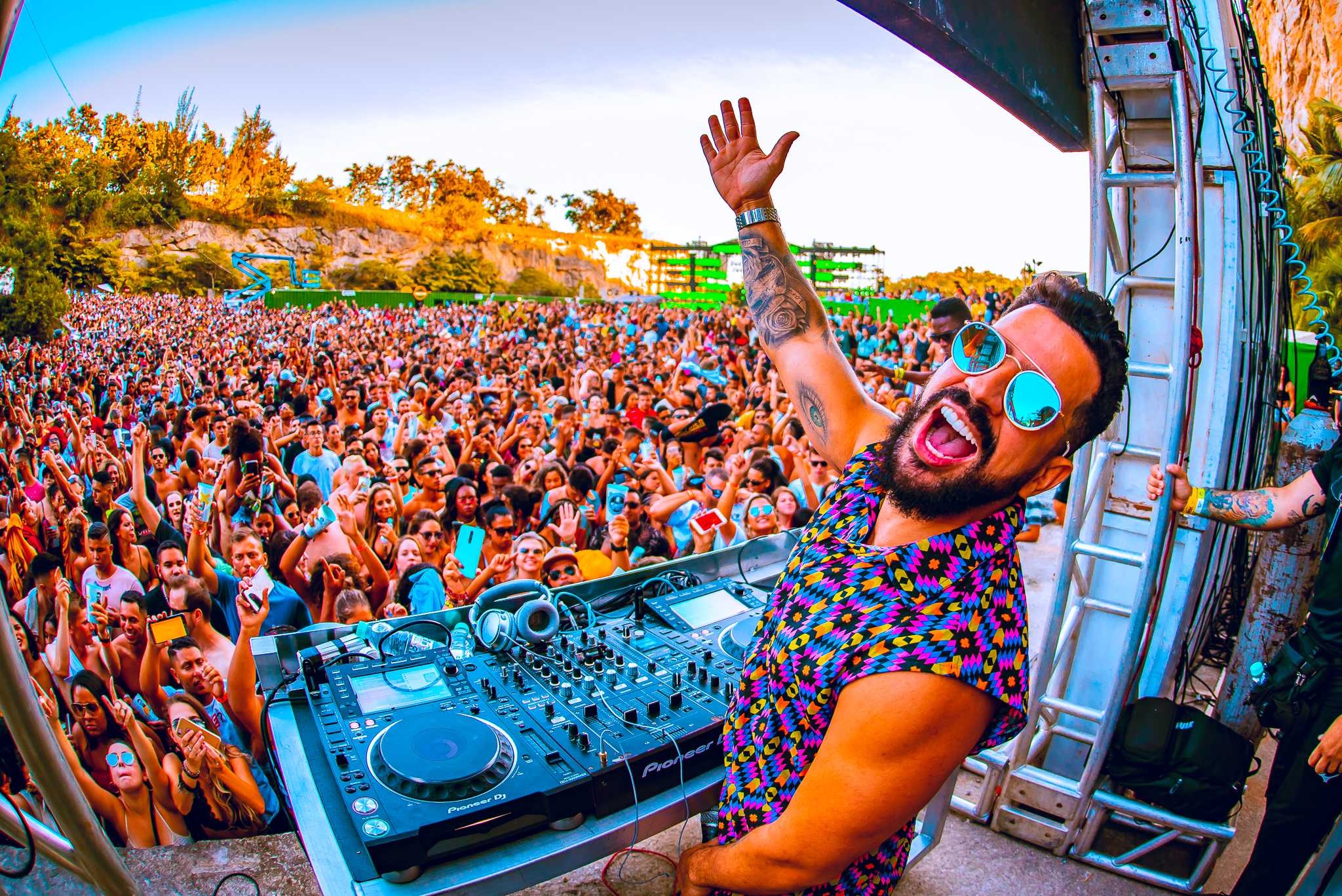 Dennis DJ, Record-breaking performance, 8-hour set, Music festival in Guarapari, 2050x1370 HD Desktop