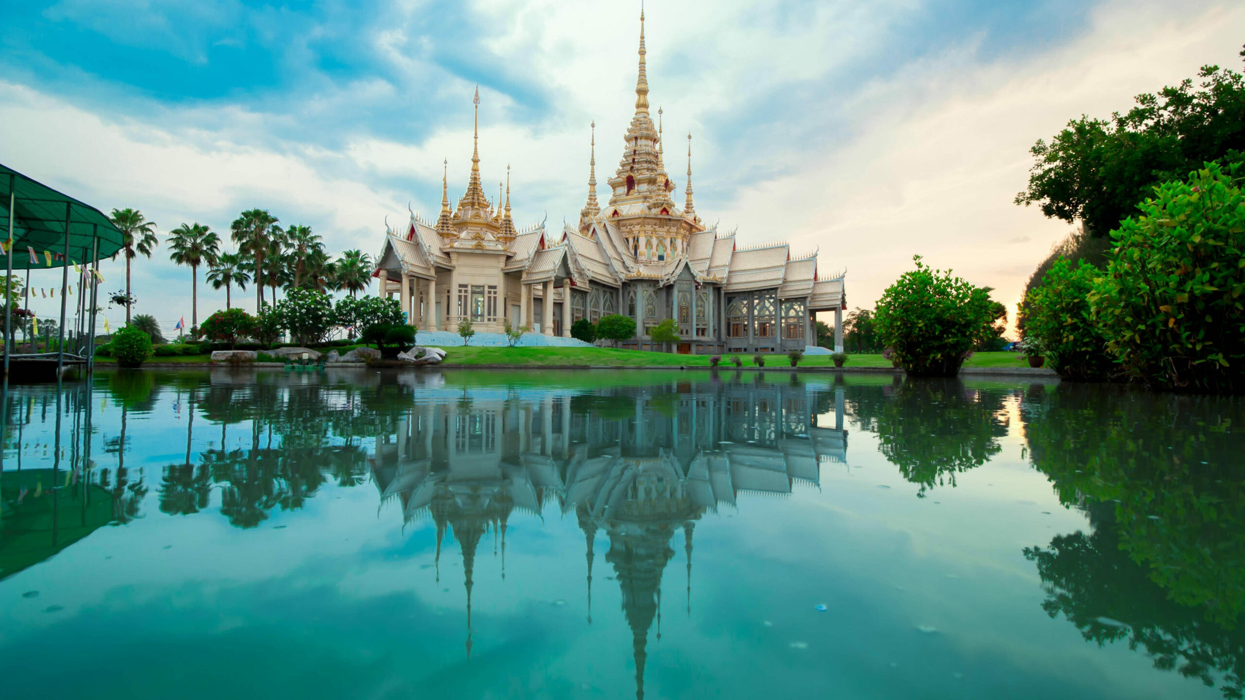 Wat Mahawiharn, Thailand Wallpaper, 2560x1440 HD Desktop