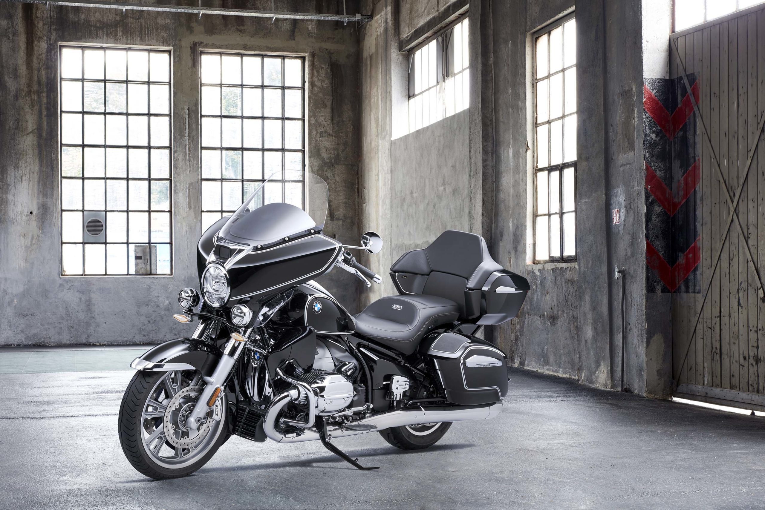 BMW R18 Transcontinental, Dressed up model, Asphalt u0026 rubber, 2560x1710 HD Desktop